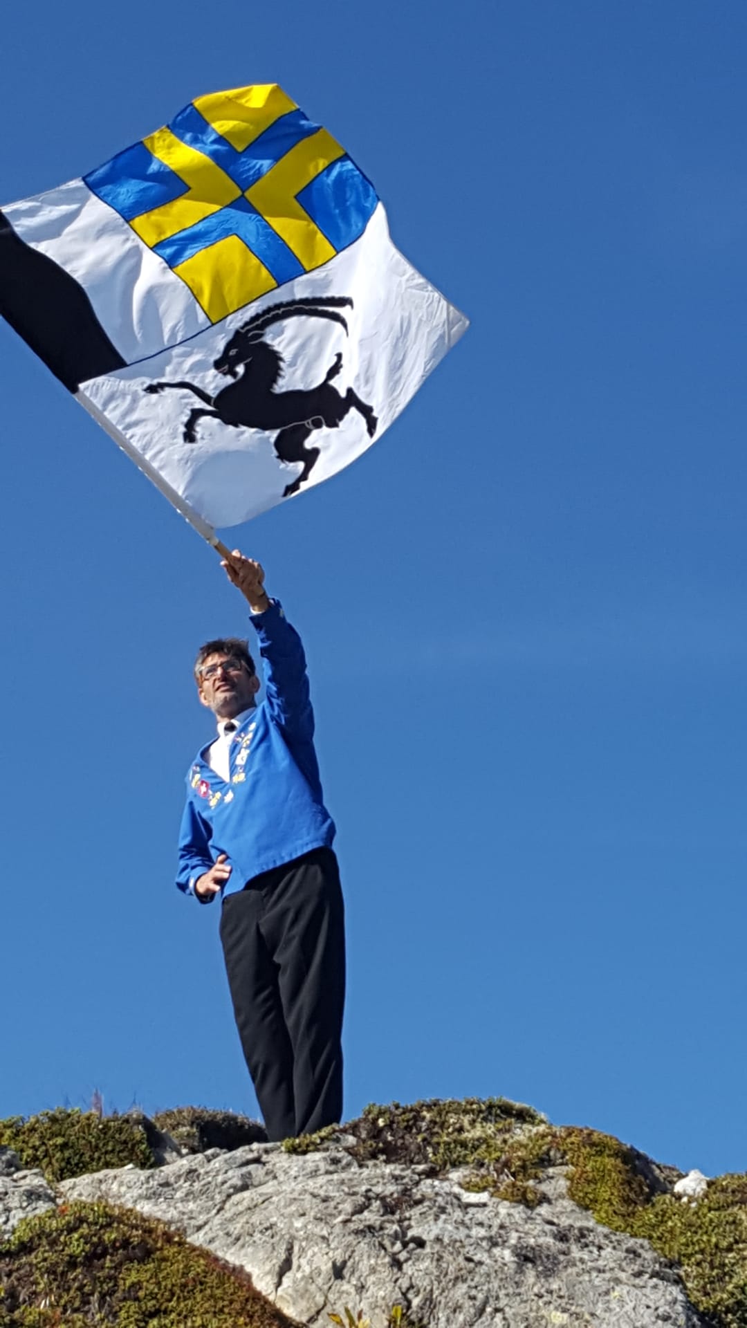 auf der Schweizer Grenze wird die Bündner Fahne geschwungen