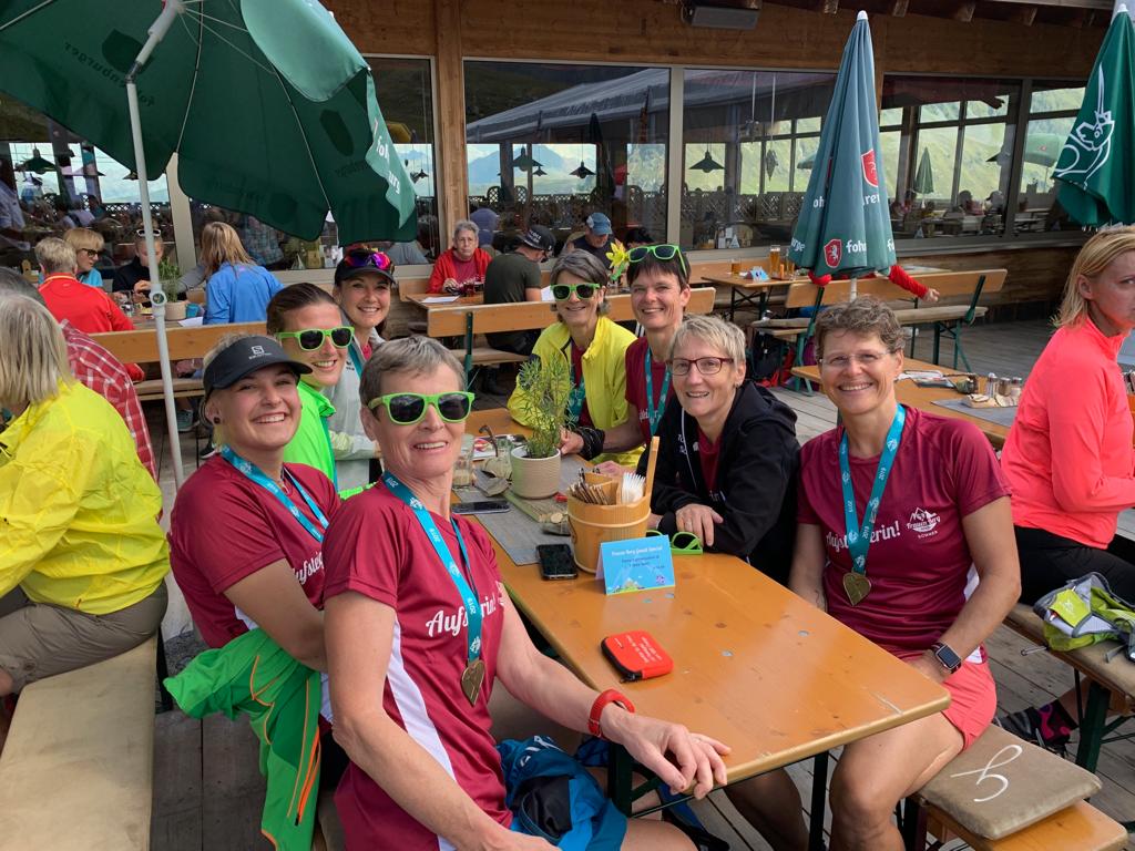 Alle glücklich im Ziel, das wird gefeiert