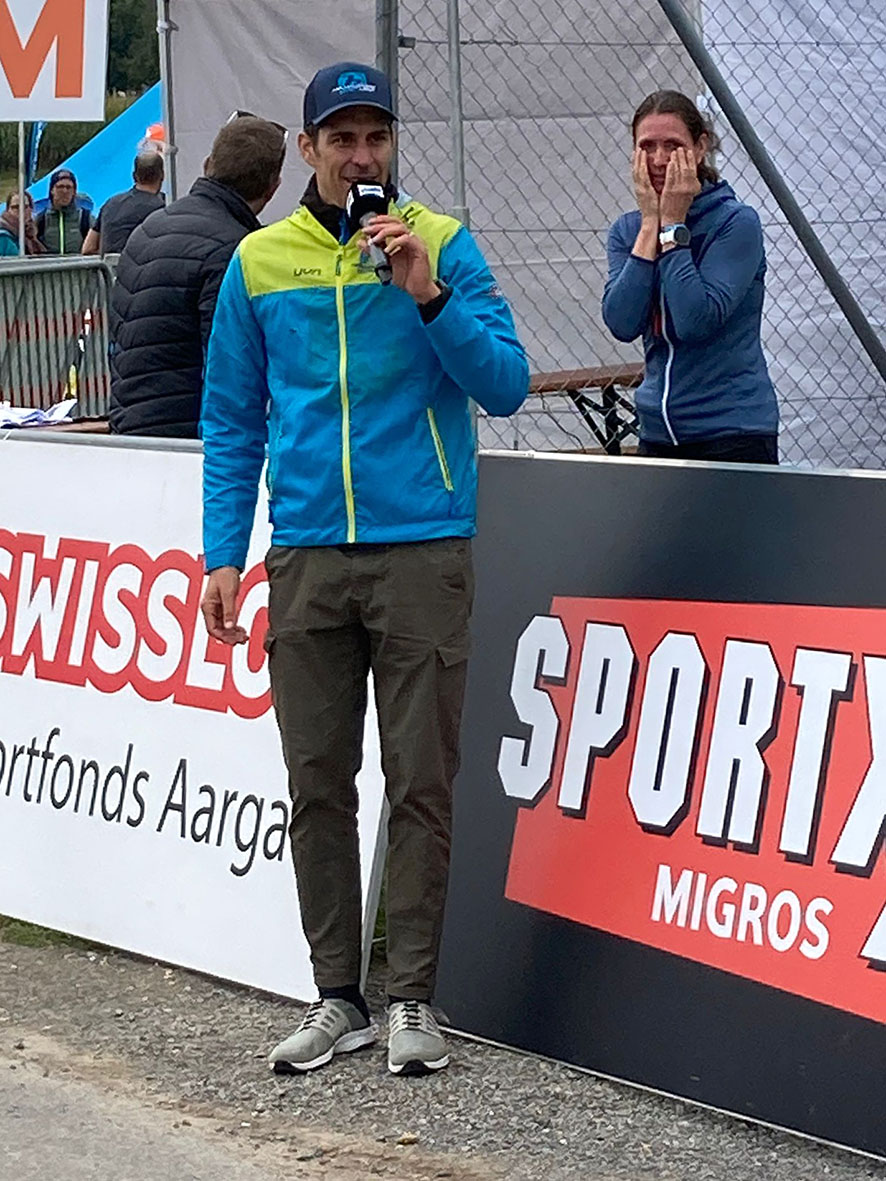 Der Speaker begrüsst und motiviert auch die Nordic-Walker/innen.