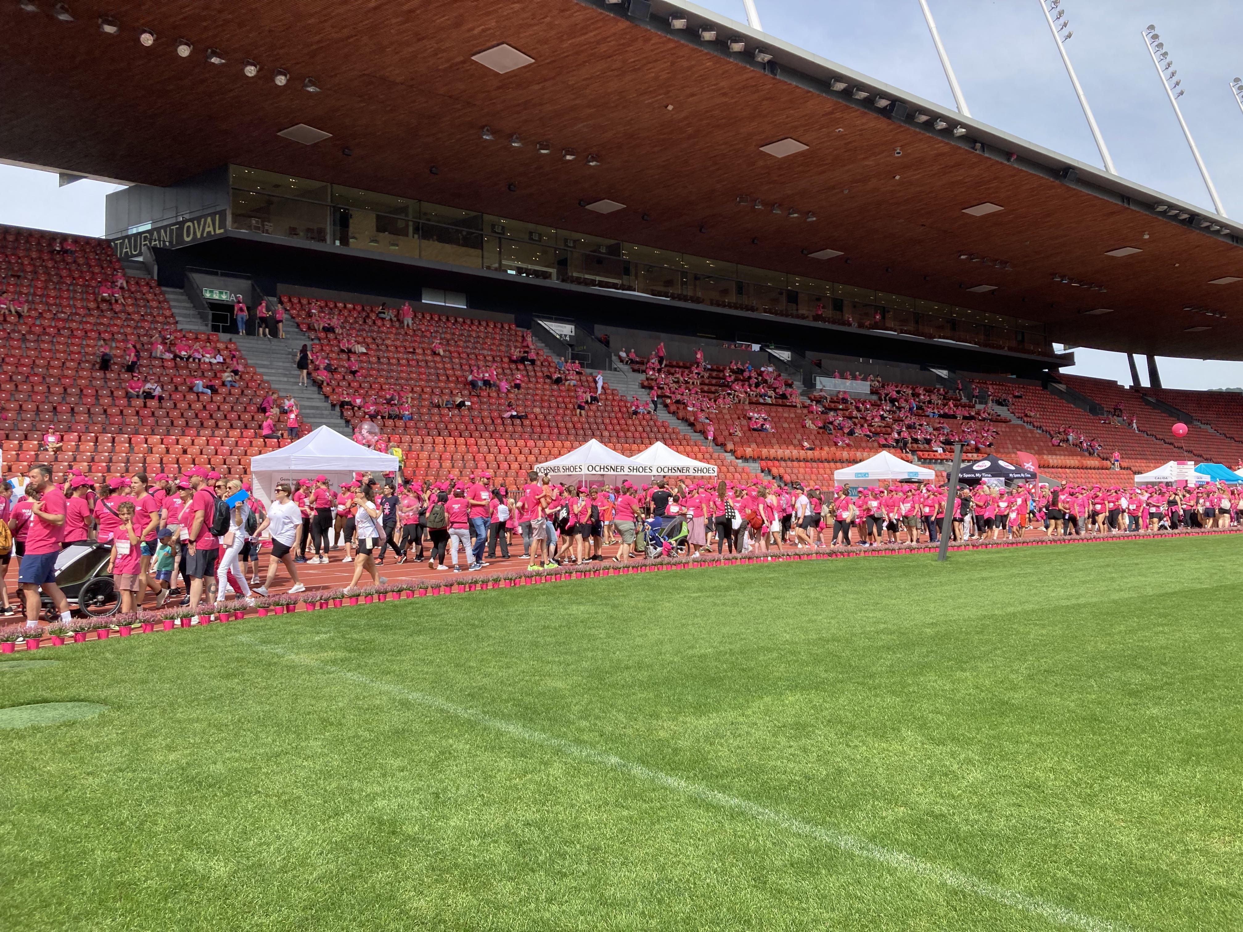 Viel Pink im Innern des Letzigrundstadions