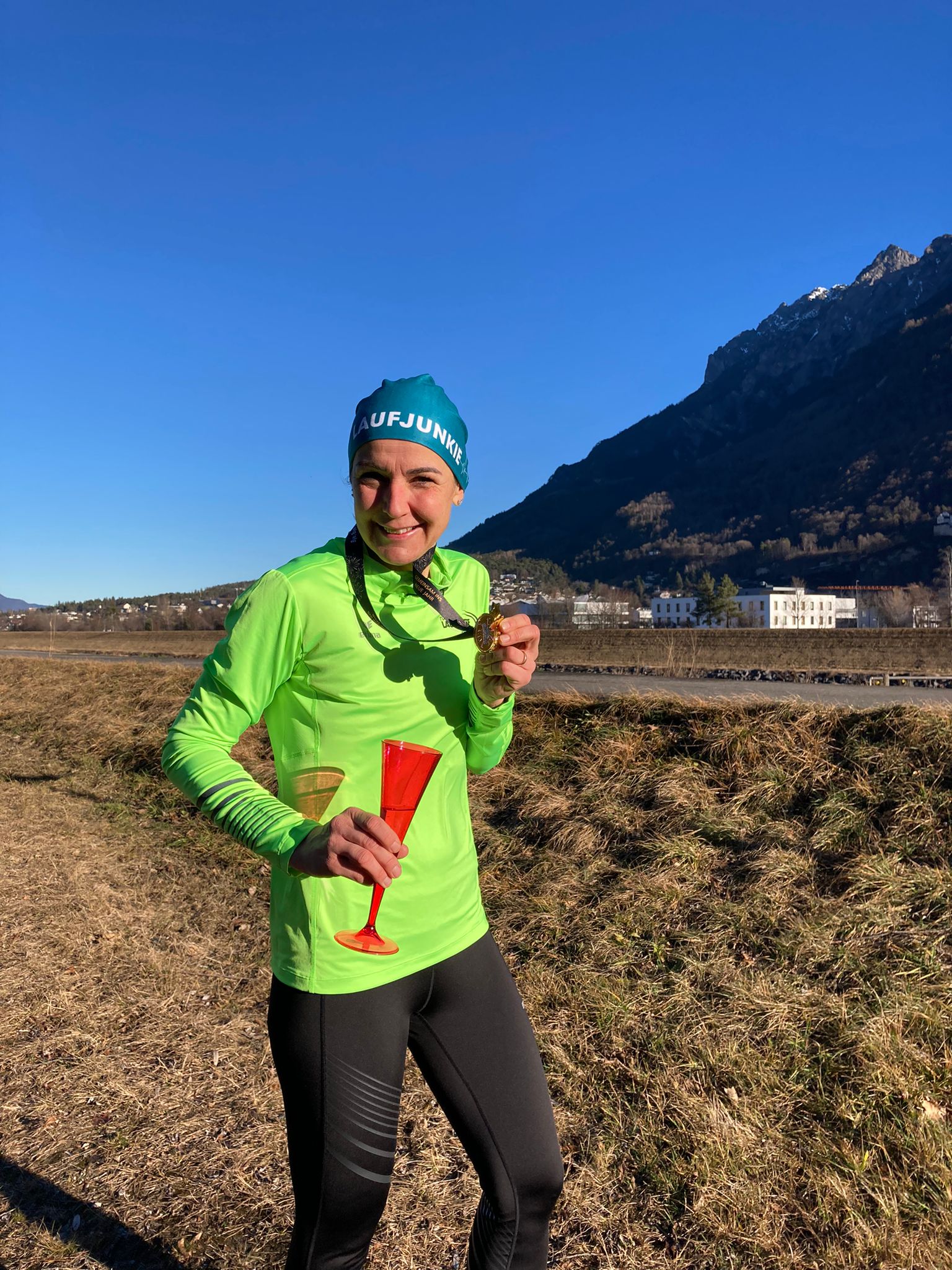 Claudia ist nach toller Leistung am Feiern.