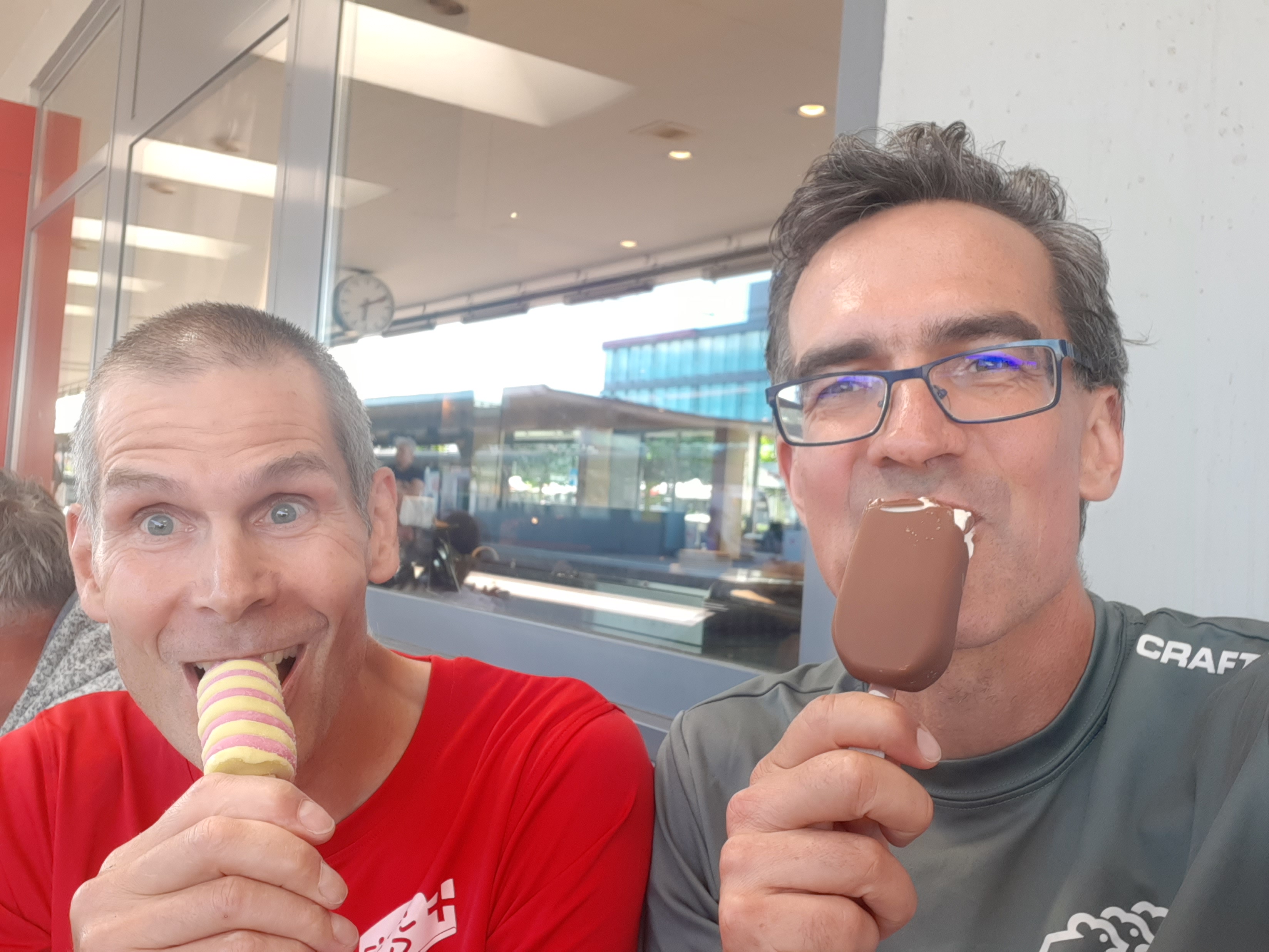 Baha und Alex als Ausdauernste mit der süssen, kühlen Belohnung