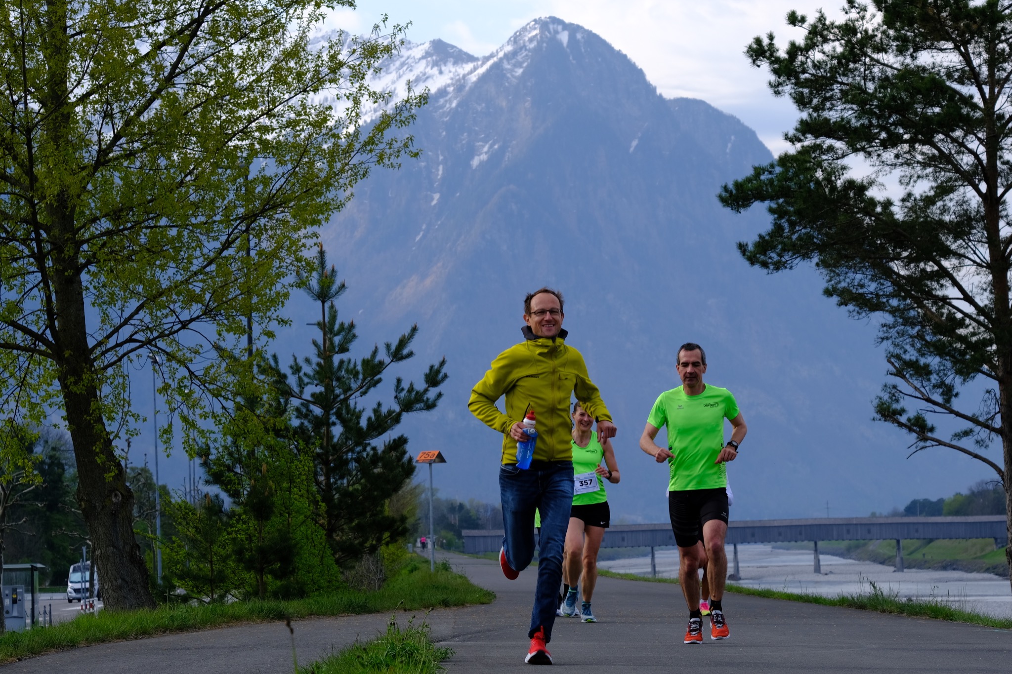 Fotograf Thomas läuft ein Stück mit.