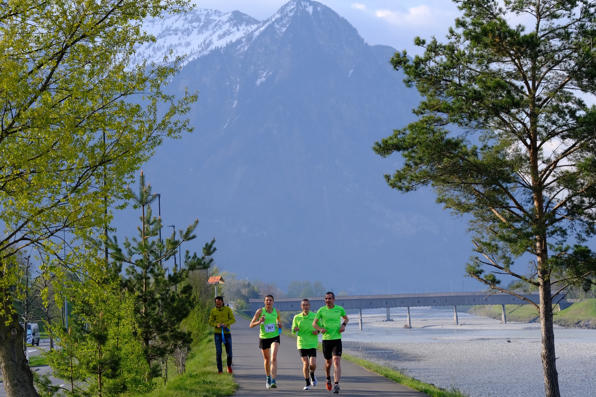 Tina in Begleitung von Baha und Alex