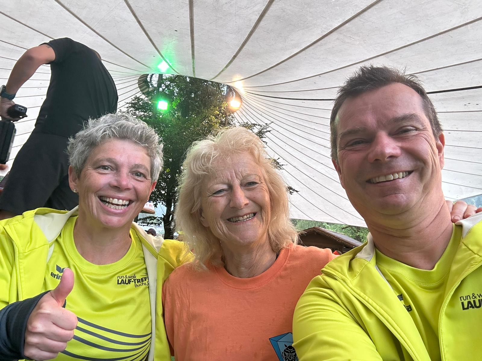 Cornelia und Mario vor dem Start, mit der Speakerin Ruth Raaflaub