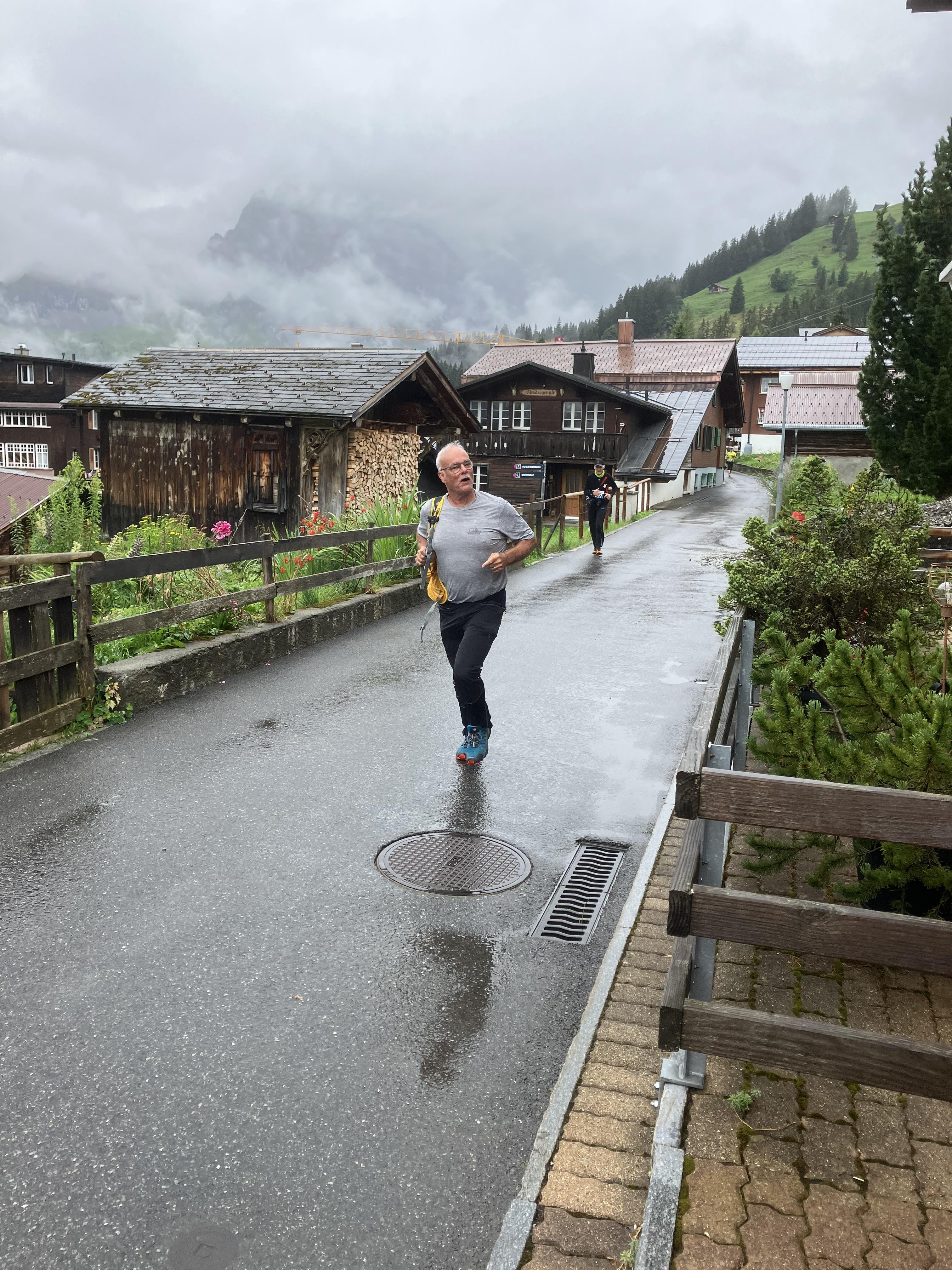 Fotograf Urs auf der Verfolgung von Heidi in Mürren