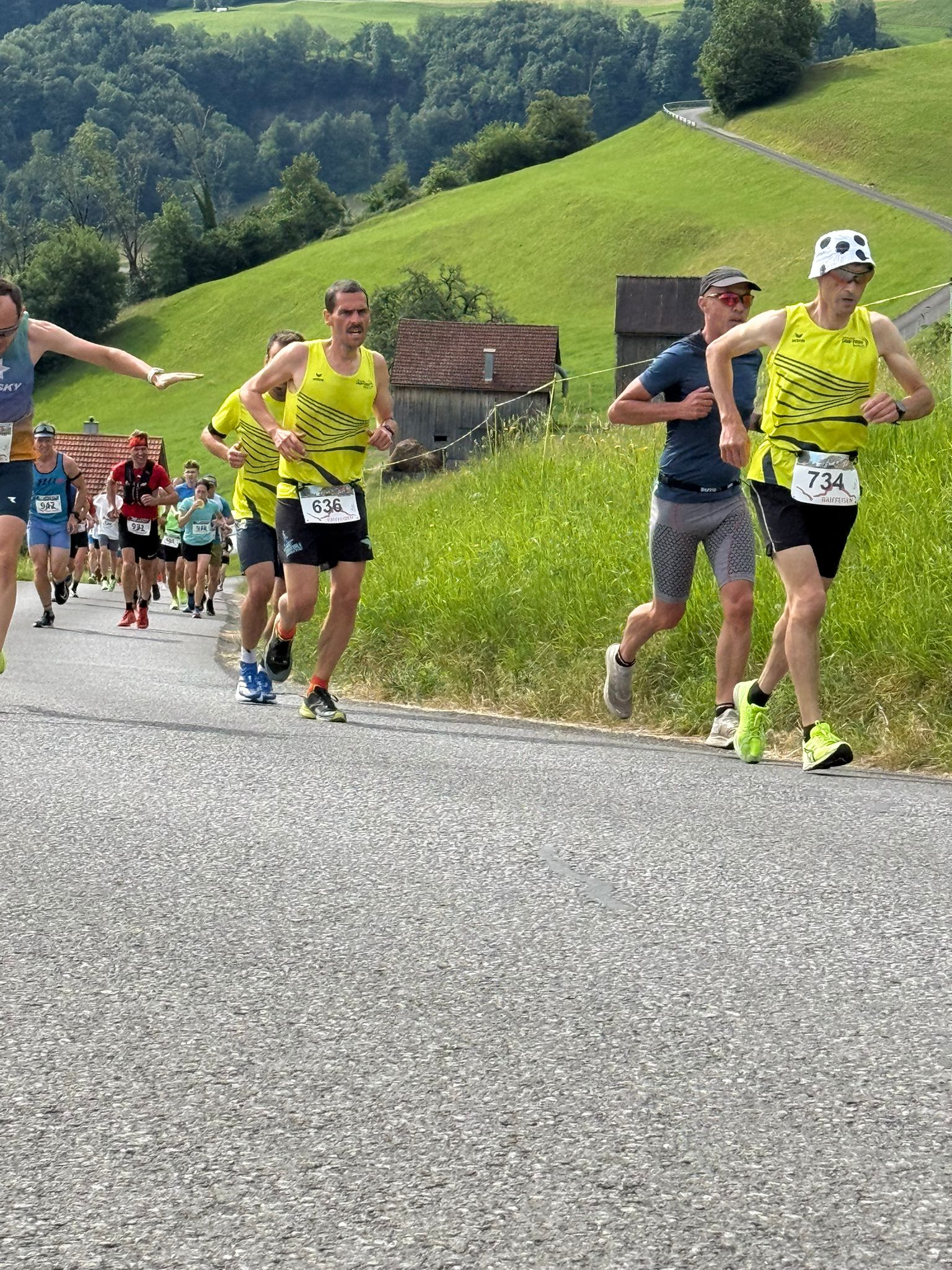 Fabian, Thomas im Anflug, Marco und Alex in einer harmonischen Gruppe