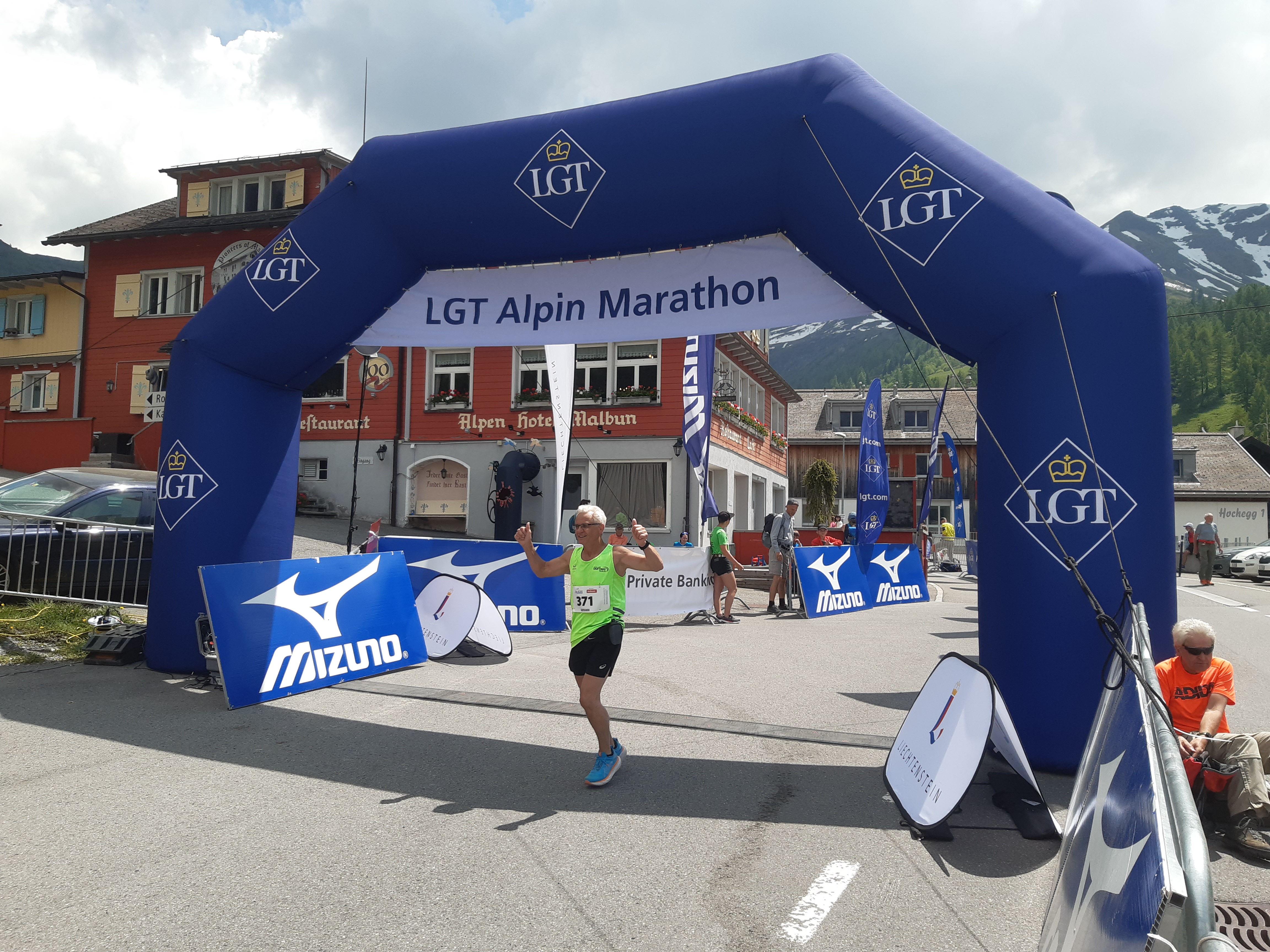 Giovanni feiert den Zieleinlauf