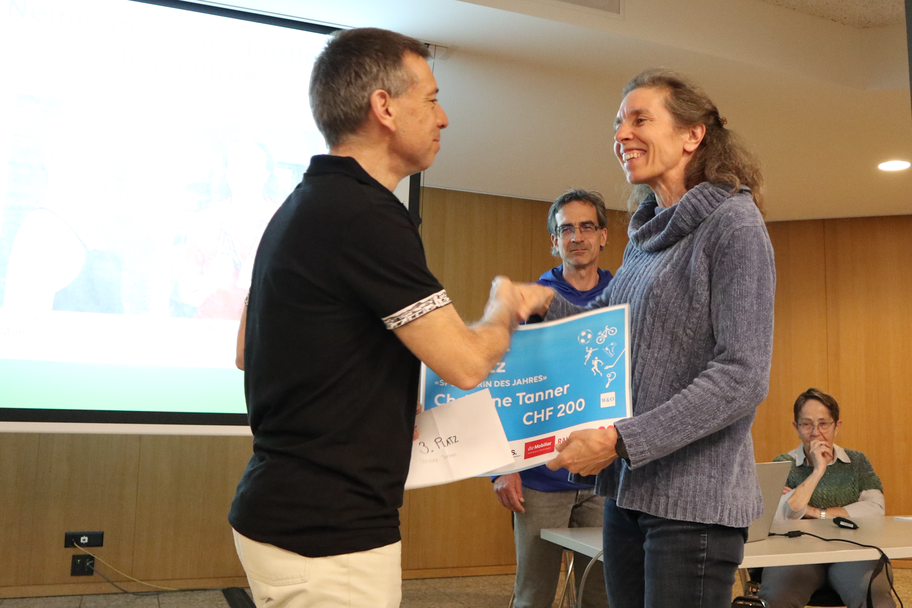 Roland überreicht Christine den Preis für den 3. Platz bei der W&O-Sportlerinnenwahl.