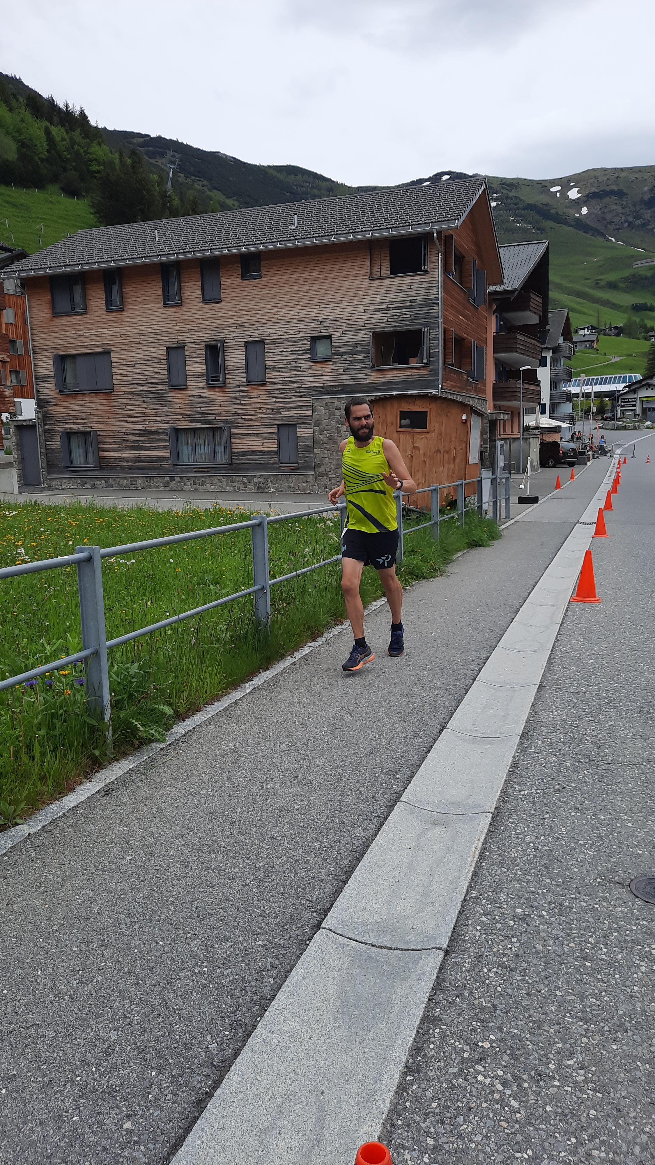 Marco Wicki mit einer neuen PB (Marathon, 4:22:19) kurz vor dem Zielbogen