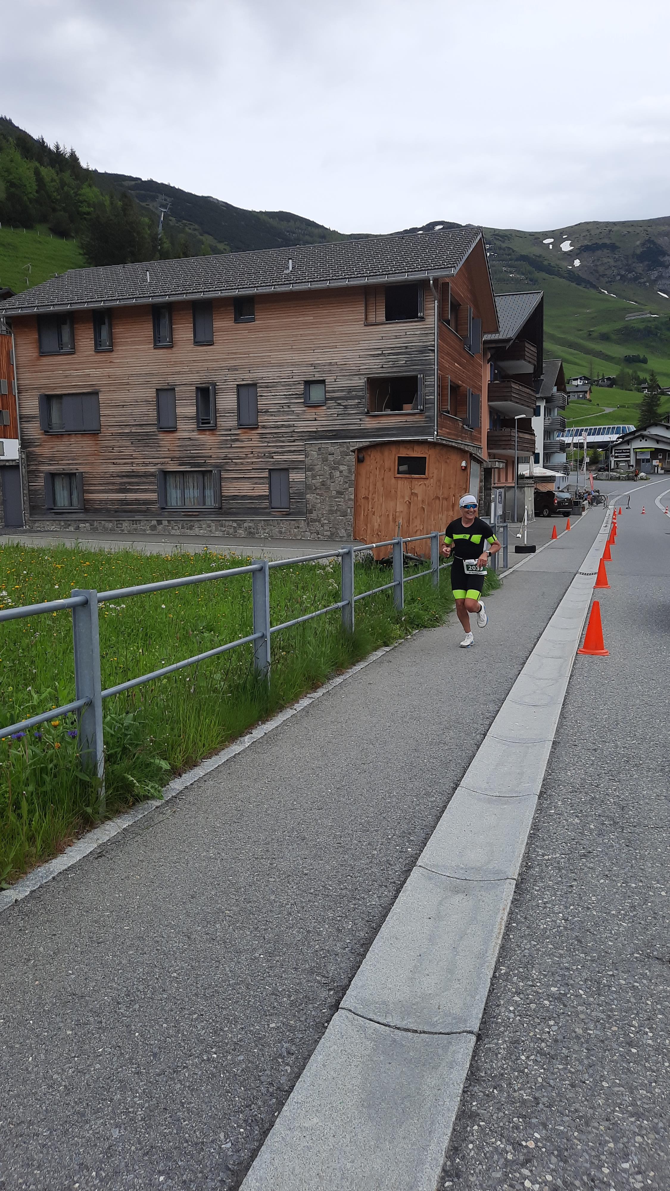 Anita Vincenz im LGT-Staffel-Team, kurz vor dem Ziel (4:47:10)