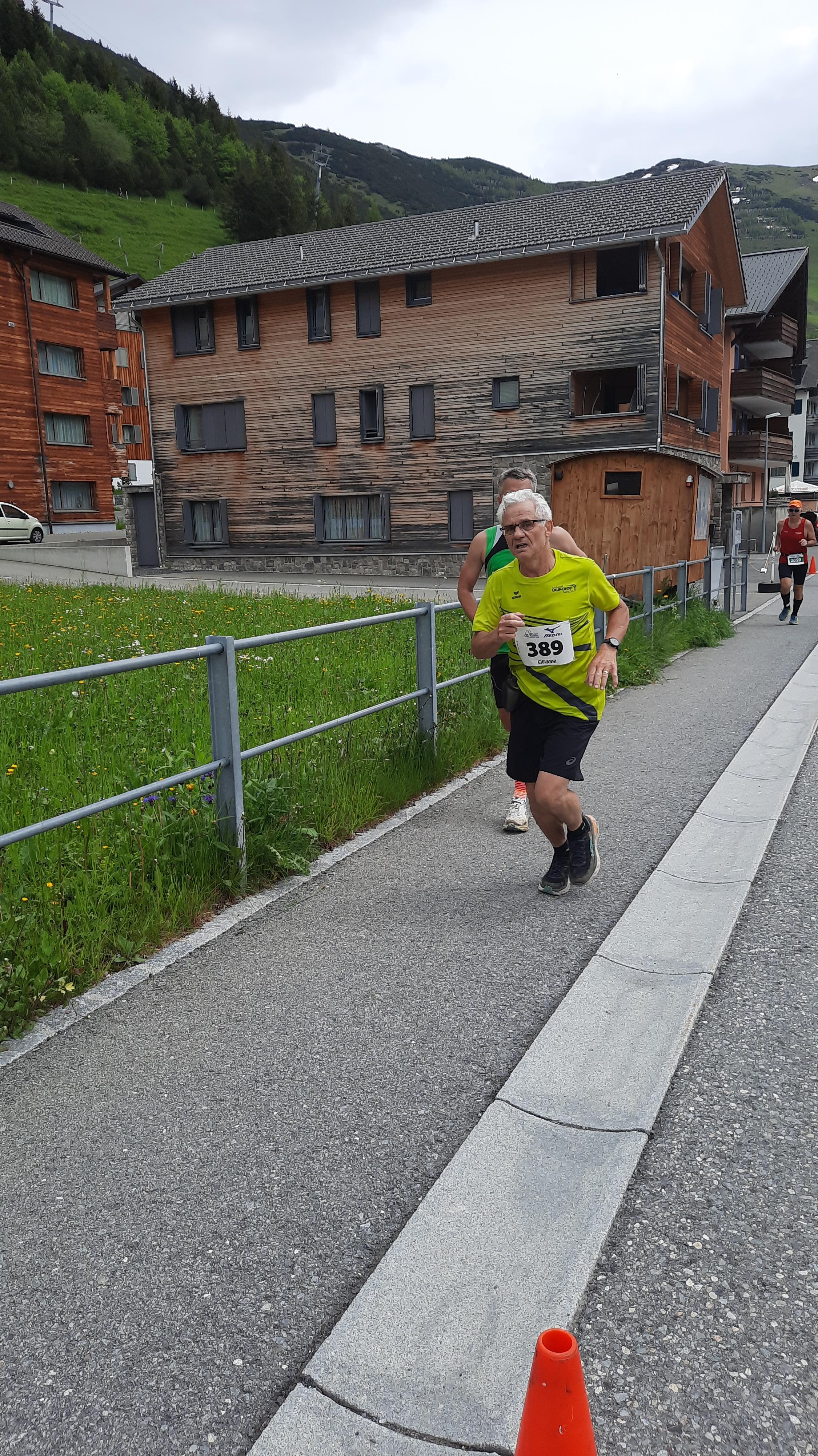 Giovanni Sassano auf den letzten Metern (Marathon; 4:58:18)