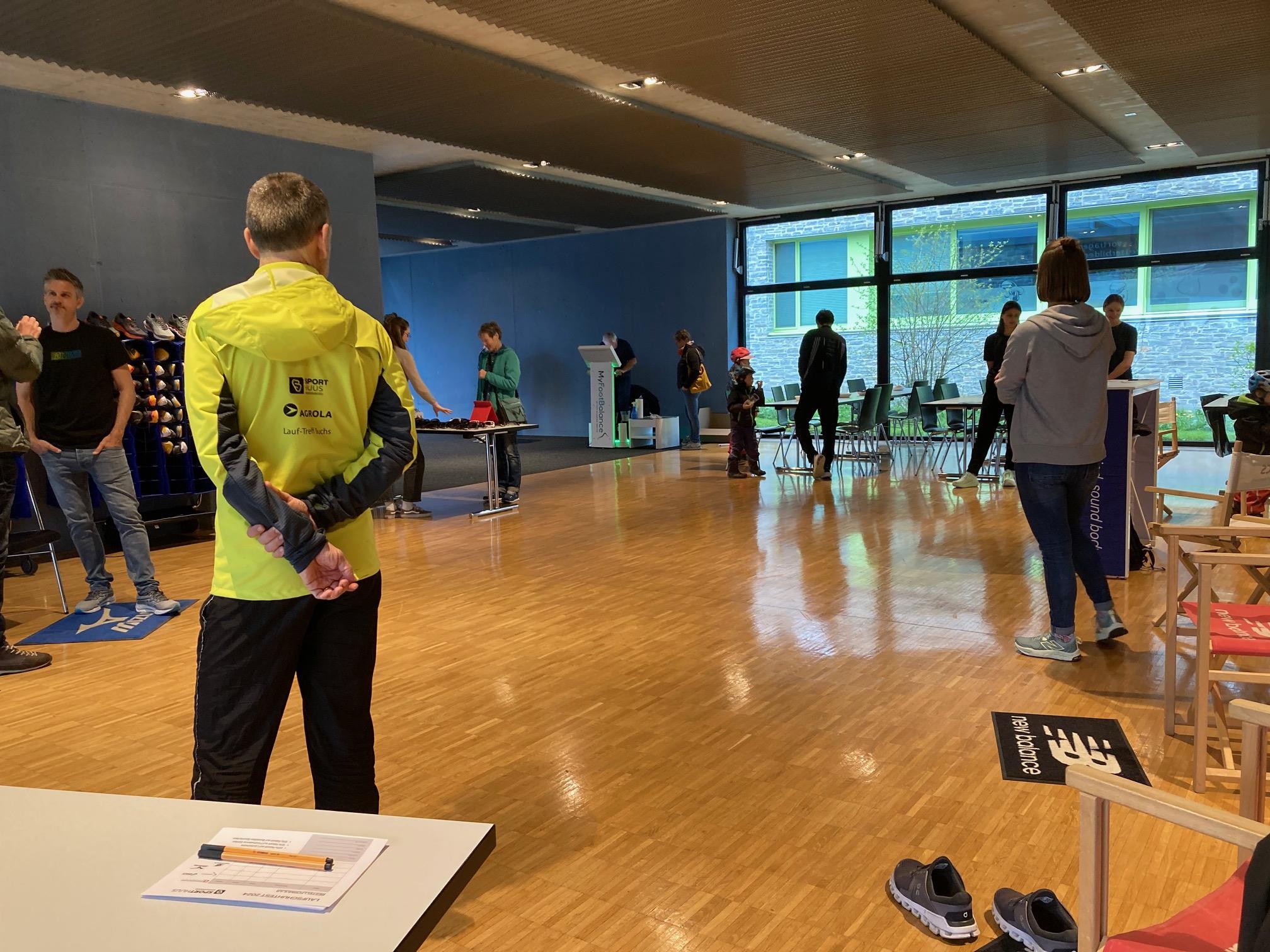 Langsam trudeln die Interessierten in der Aula Flös ein.