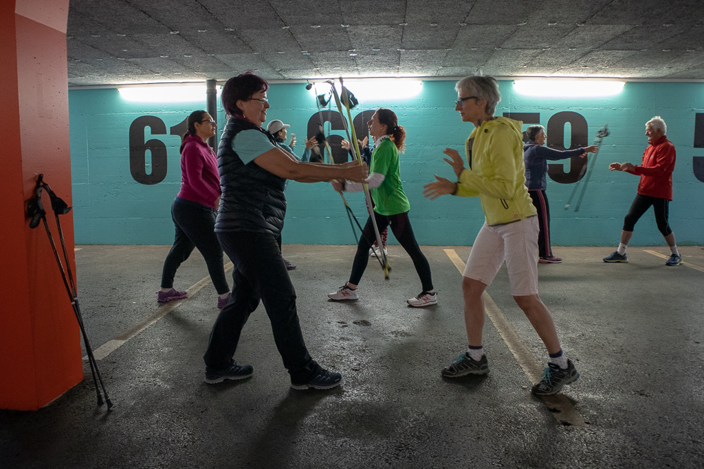 spielerisch Stöcke zuwerfen