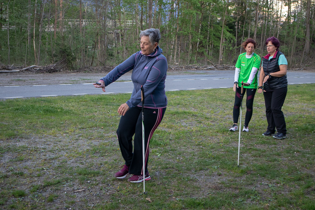 Slalomlauf mit Balanceübung