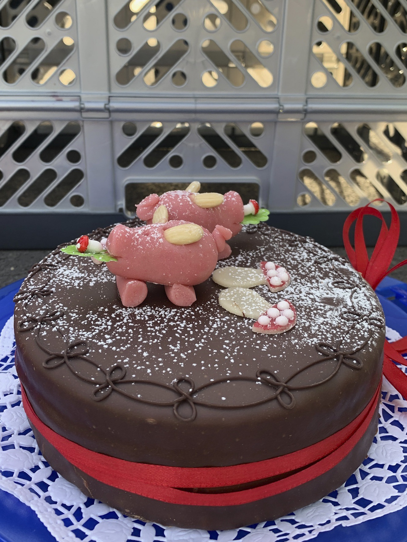 Glücksschweinchen auf Nina's feiner Schokotorte