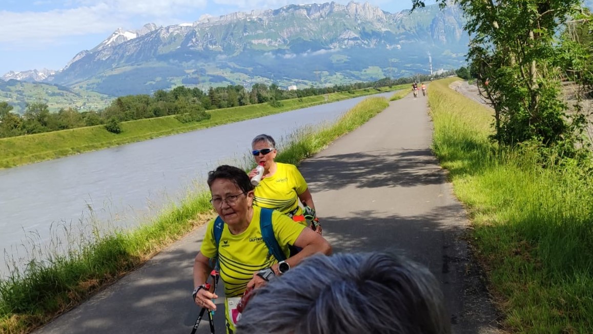 Hilde und Elsbeth auf dem Rheindamm