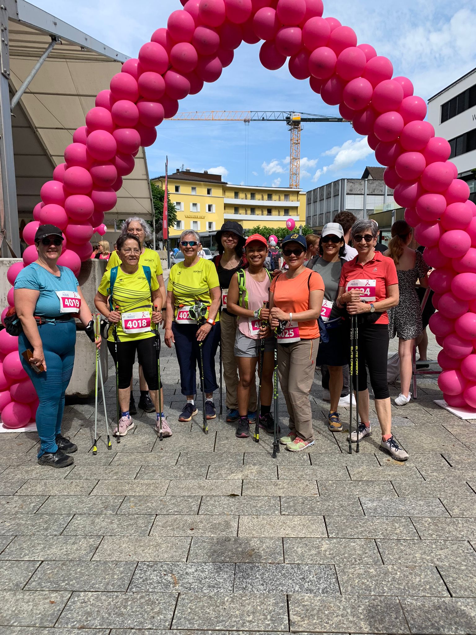 Elena, Hilde, Bettina, Elsbeth, Li, Lia, Zhu, Manuela, Ursi: Glücklich im Ziel!