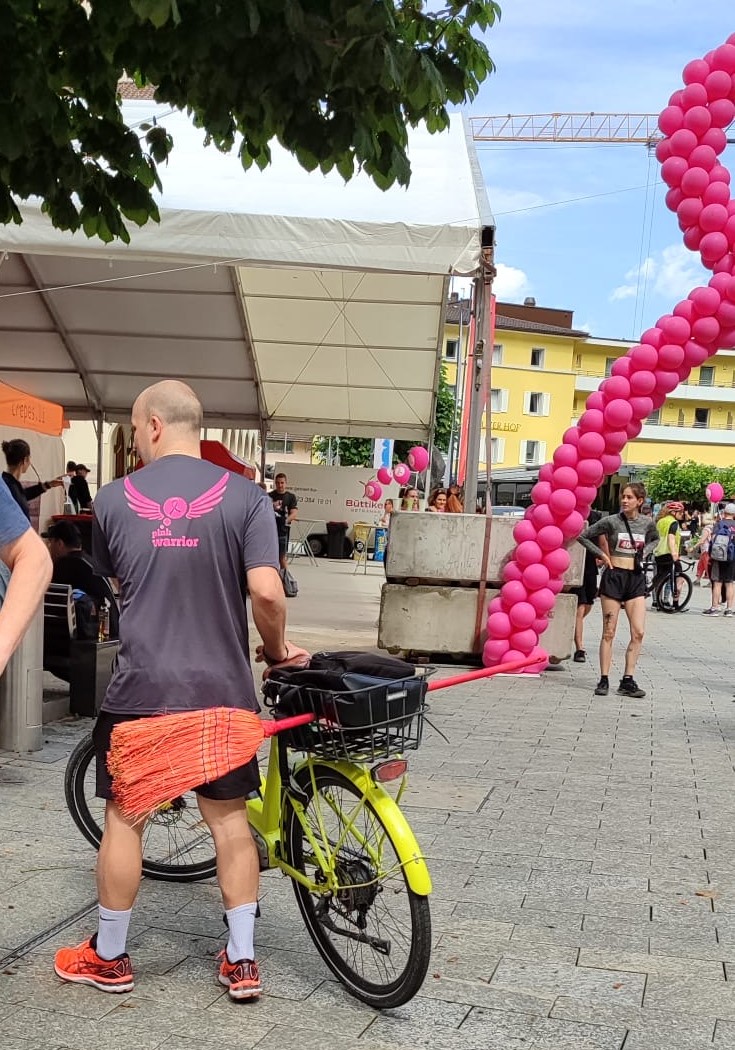 Auch "unser" Besenvelofahrer ist jetzt im Ziel.