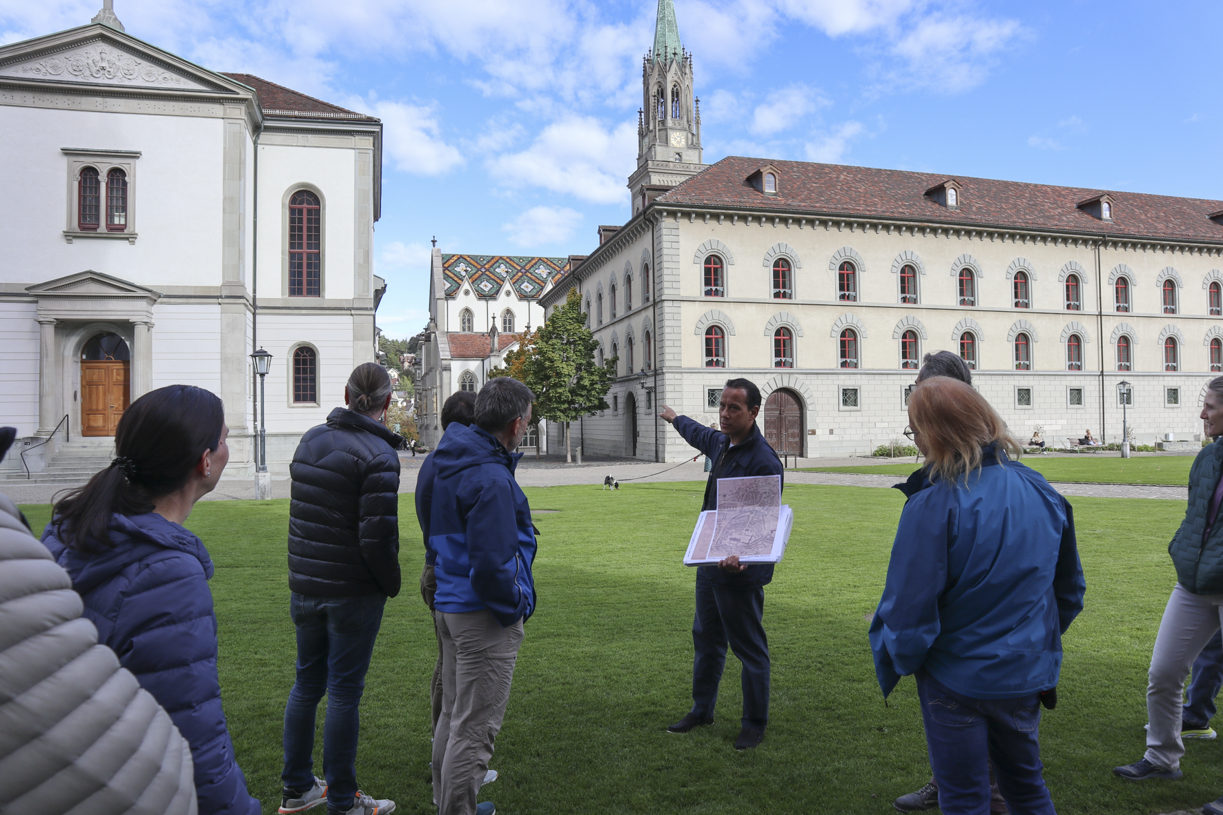 im Hintergrund die ref. Kirche