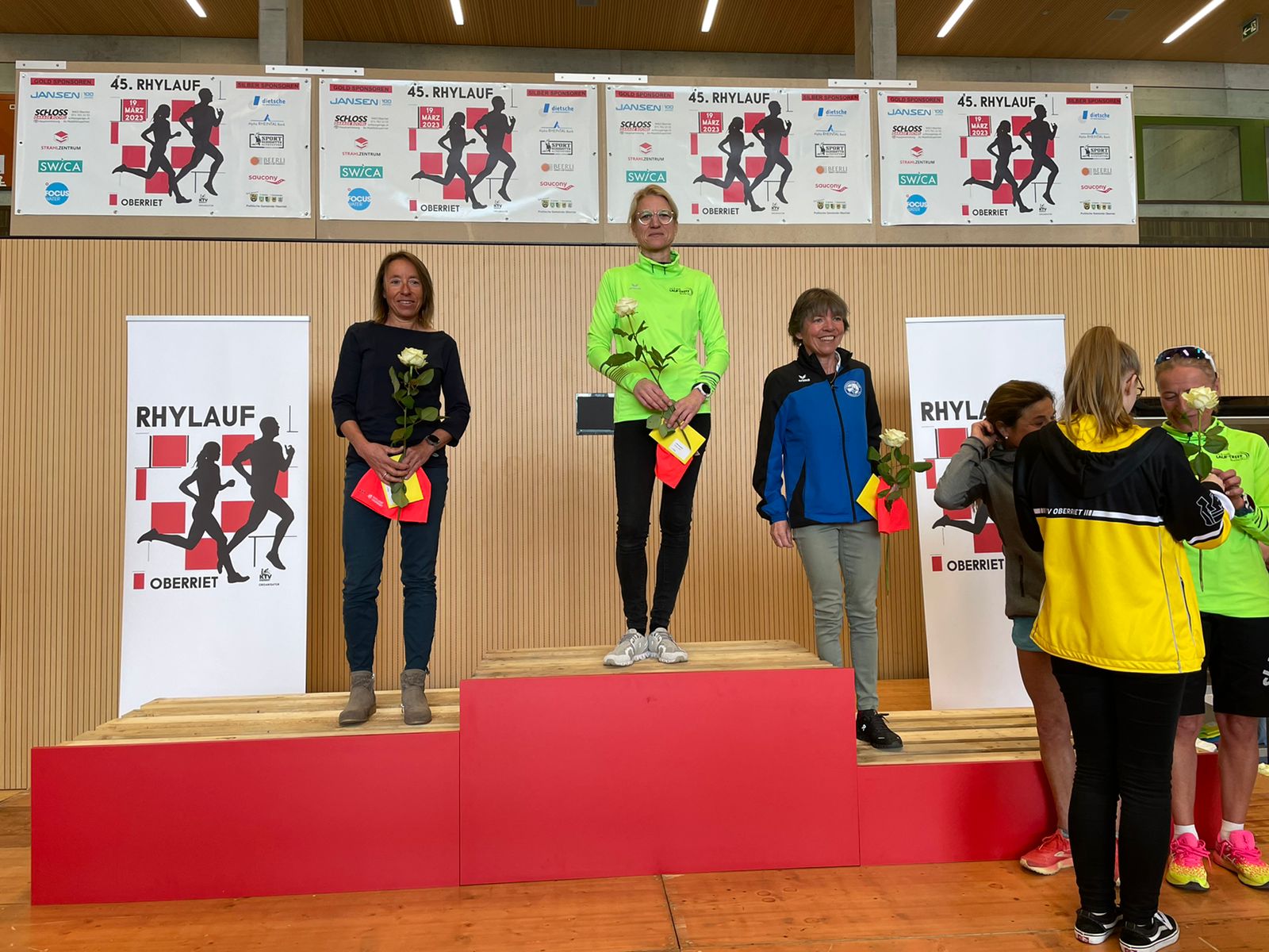 Ingrid ist zuoberst, Anita ganz knapp neben dem Podest