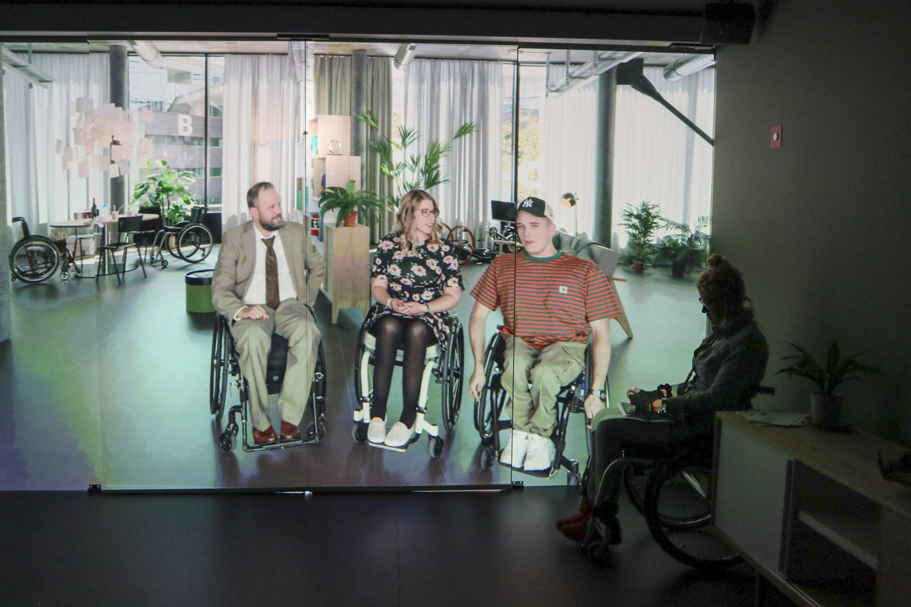 Virtuelle Begrüssung einiger WG-Bewohner, bevor wir eintreten dürfen