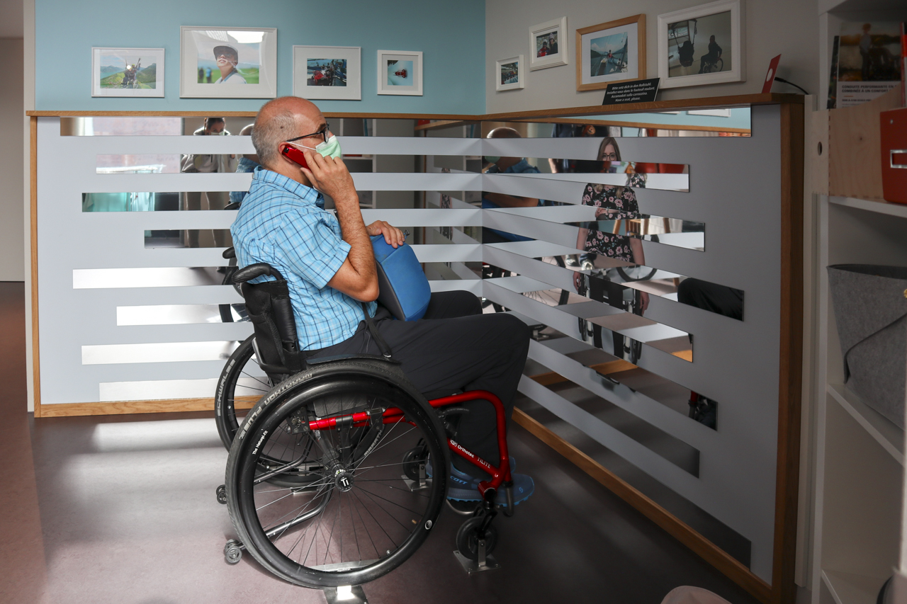 Marco lässt sich von der tragischen Geschichte erzählen