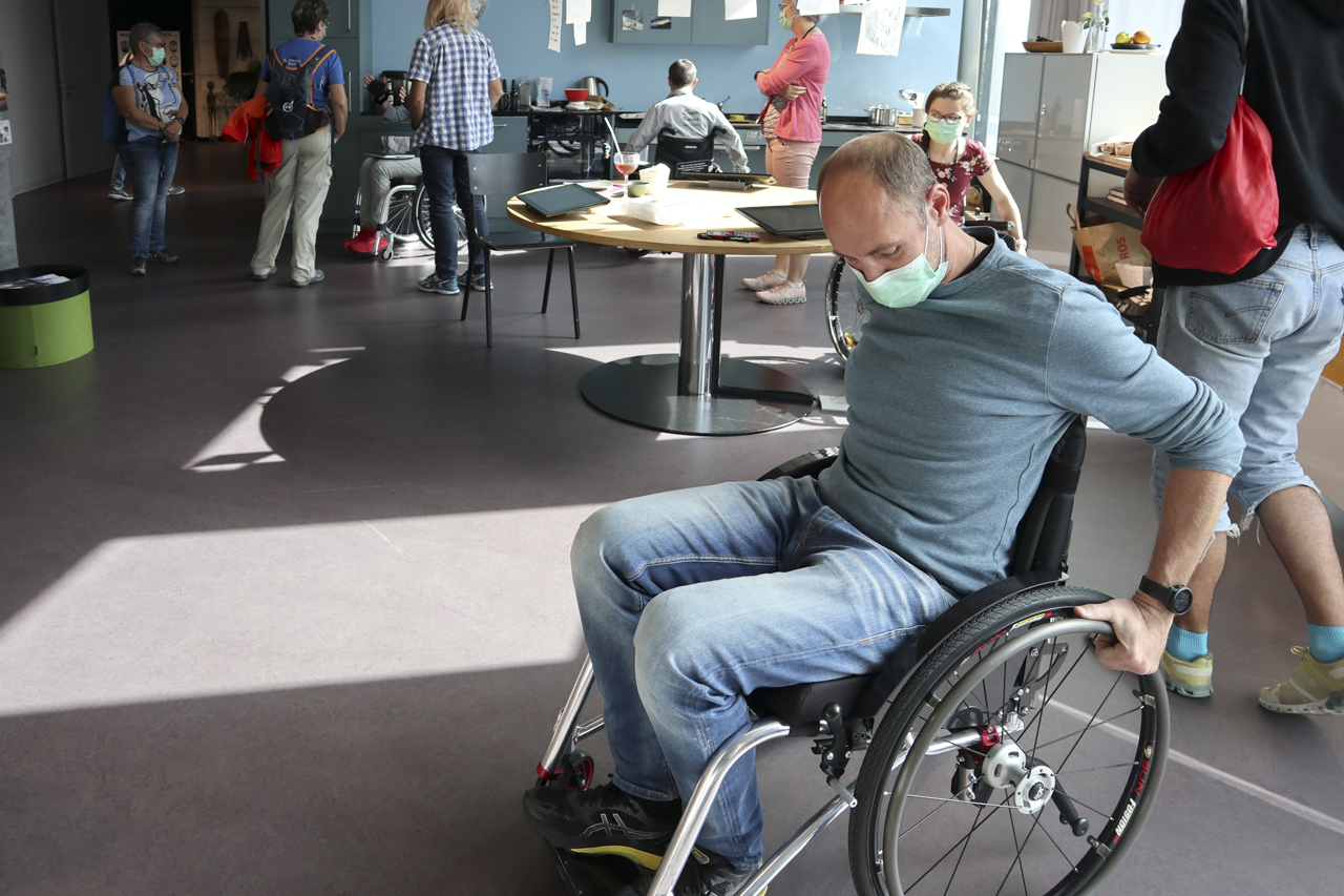 Manfred übt den Hurby auf dem Rollstuhl. Gar nicht so einfach