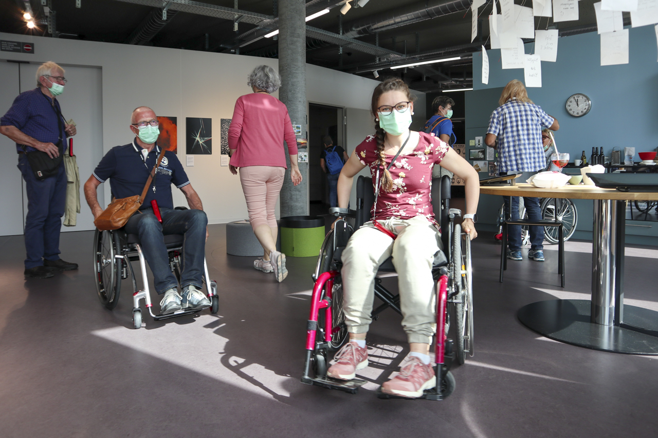 Seraina kurvt schnell um die Ecke