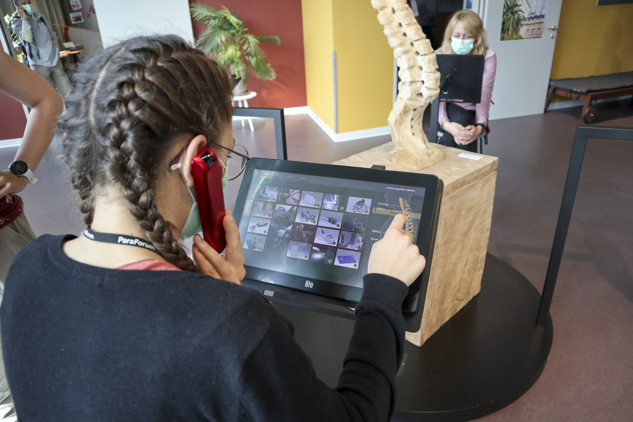 Ursina lässt sich anhand des Monitors erklären, wie gravierend die verschienenen Brüche sind