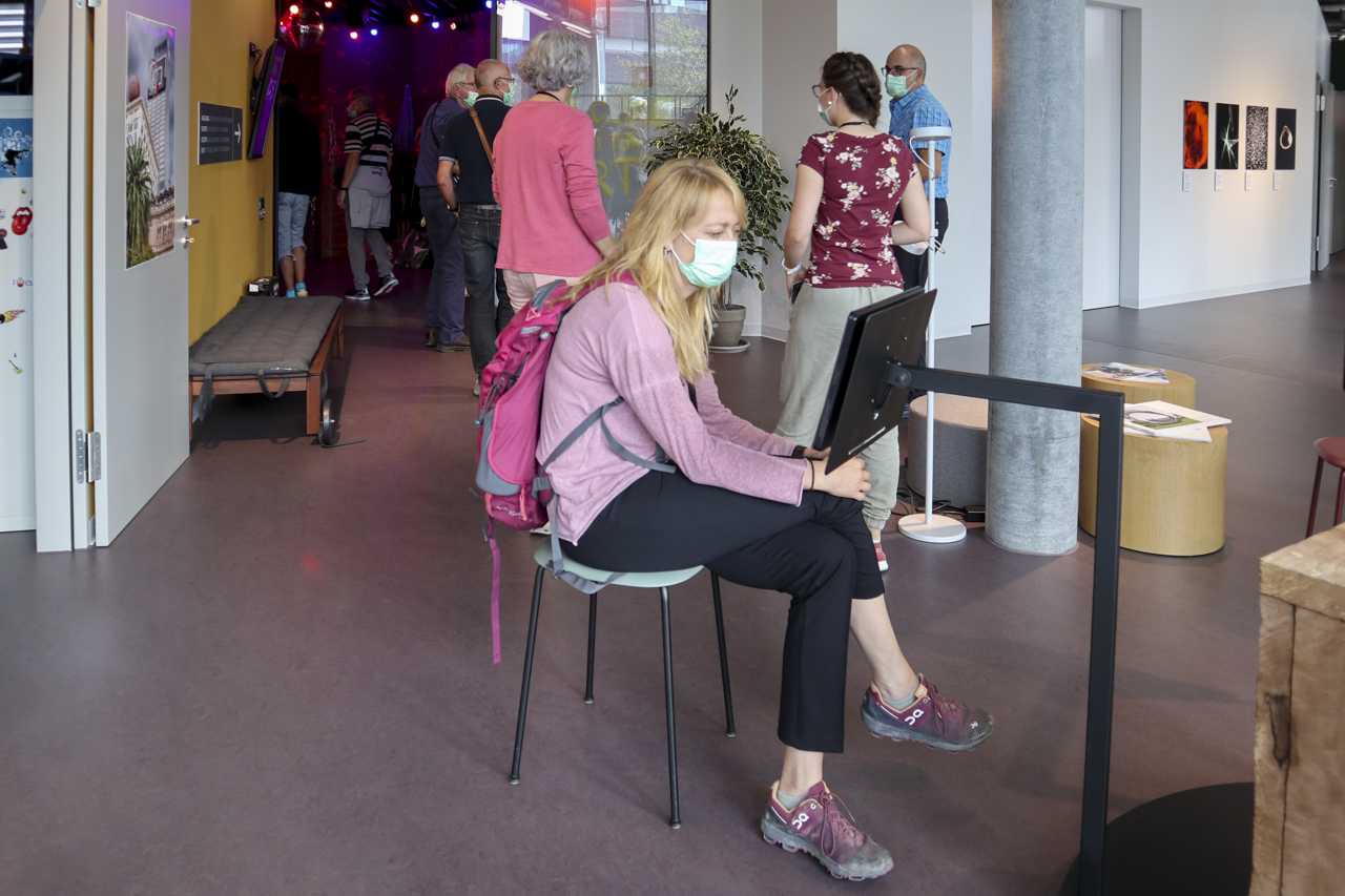 Monika am Bildschirm