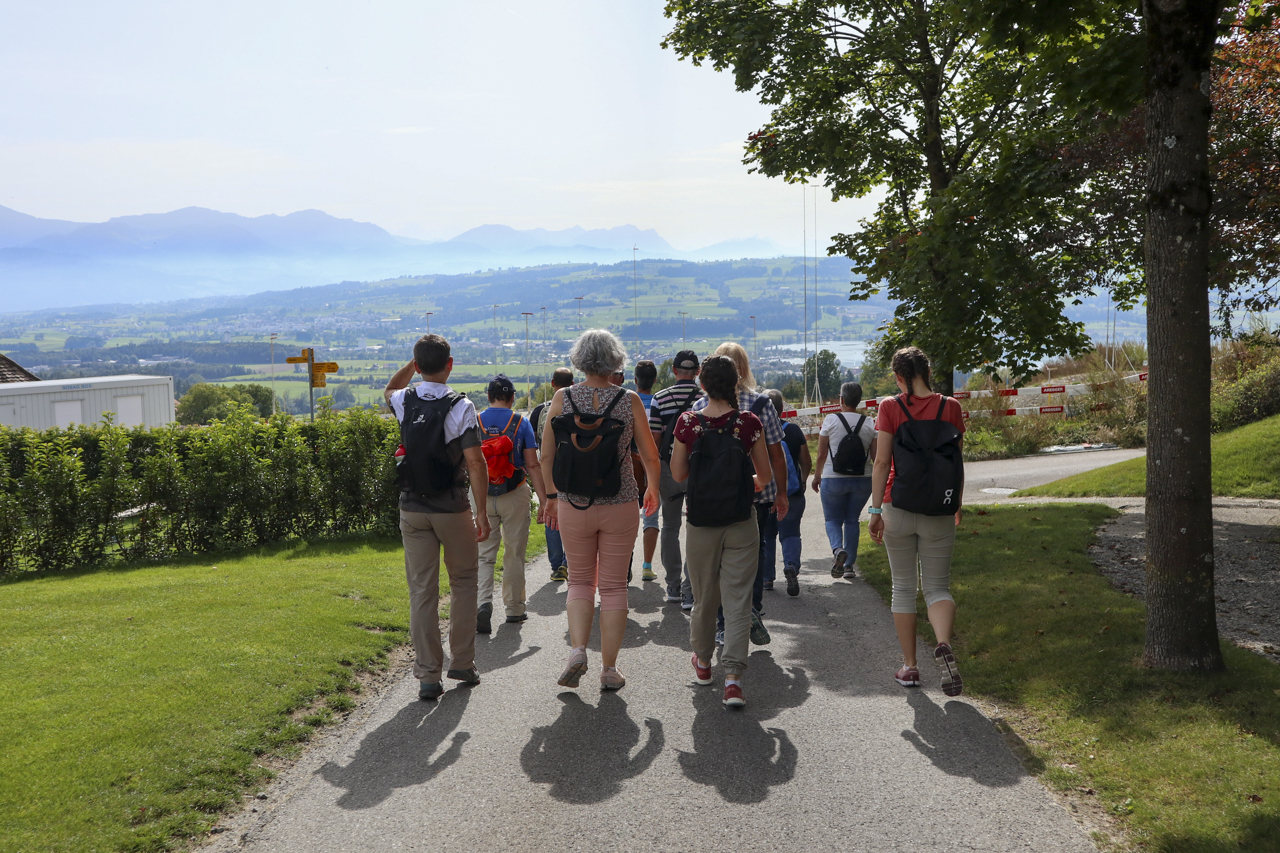 Die Reisegruppe bewegt sich durchs Golfareal