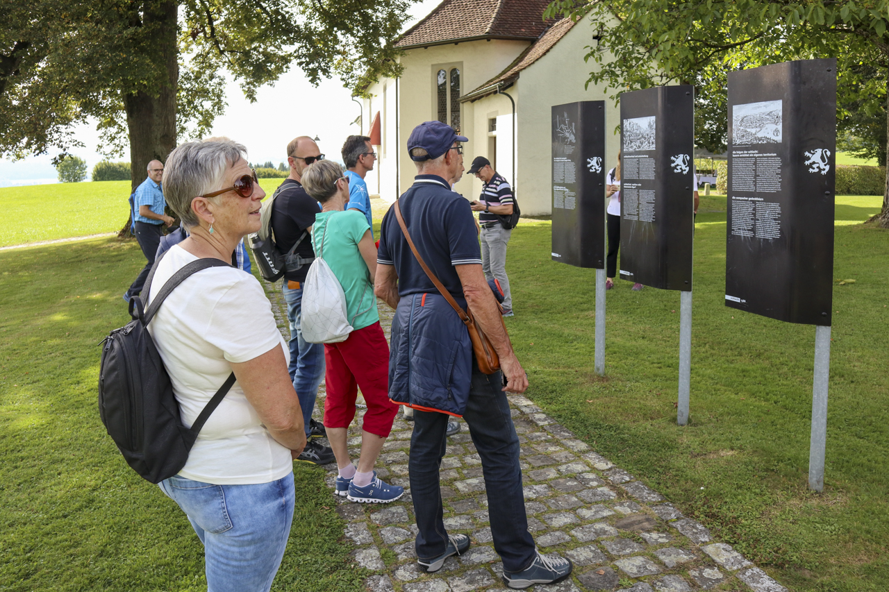 anhand der Tafeln können wir uns näher informieren
