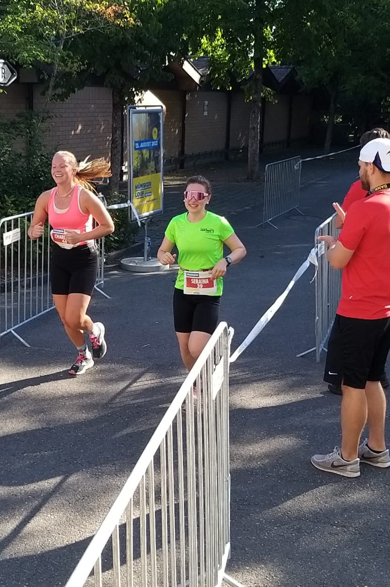 Seraina beim Zieleinlauf als Kategoriensiegerin