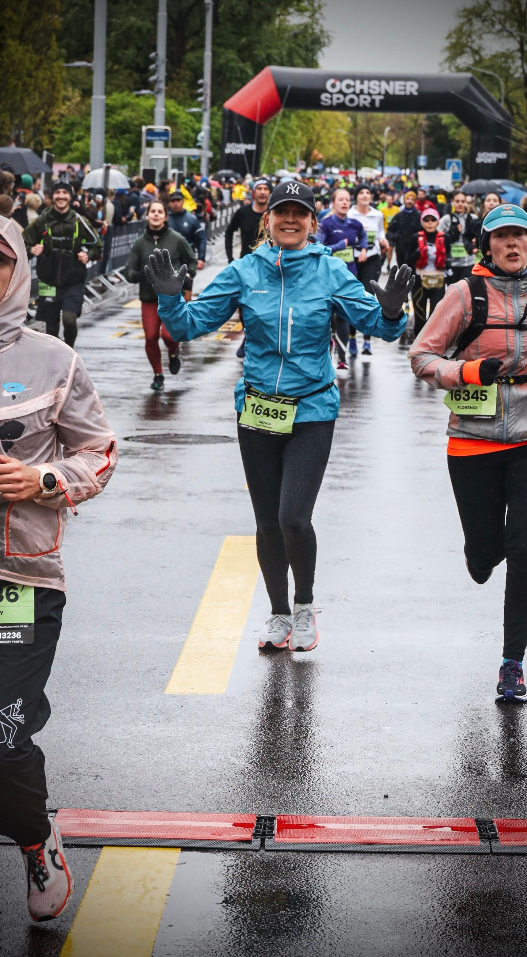 Monia gut gelaunt unterwegs 