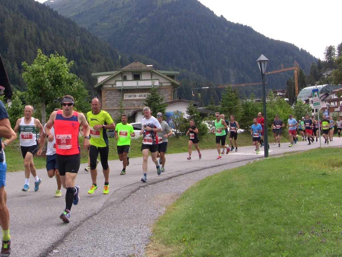 am alten Bahnhof von St. Anton vorbei