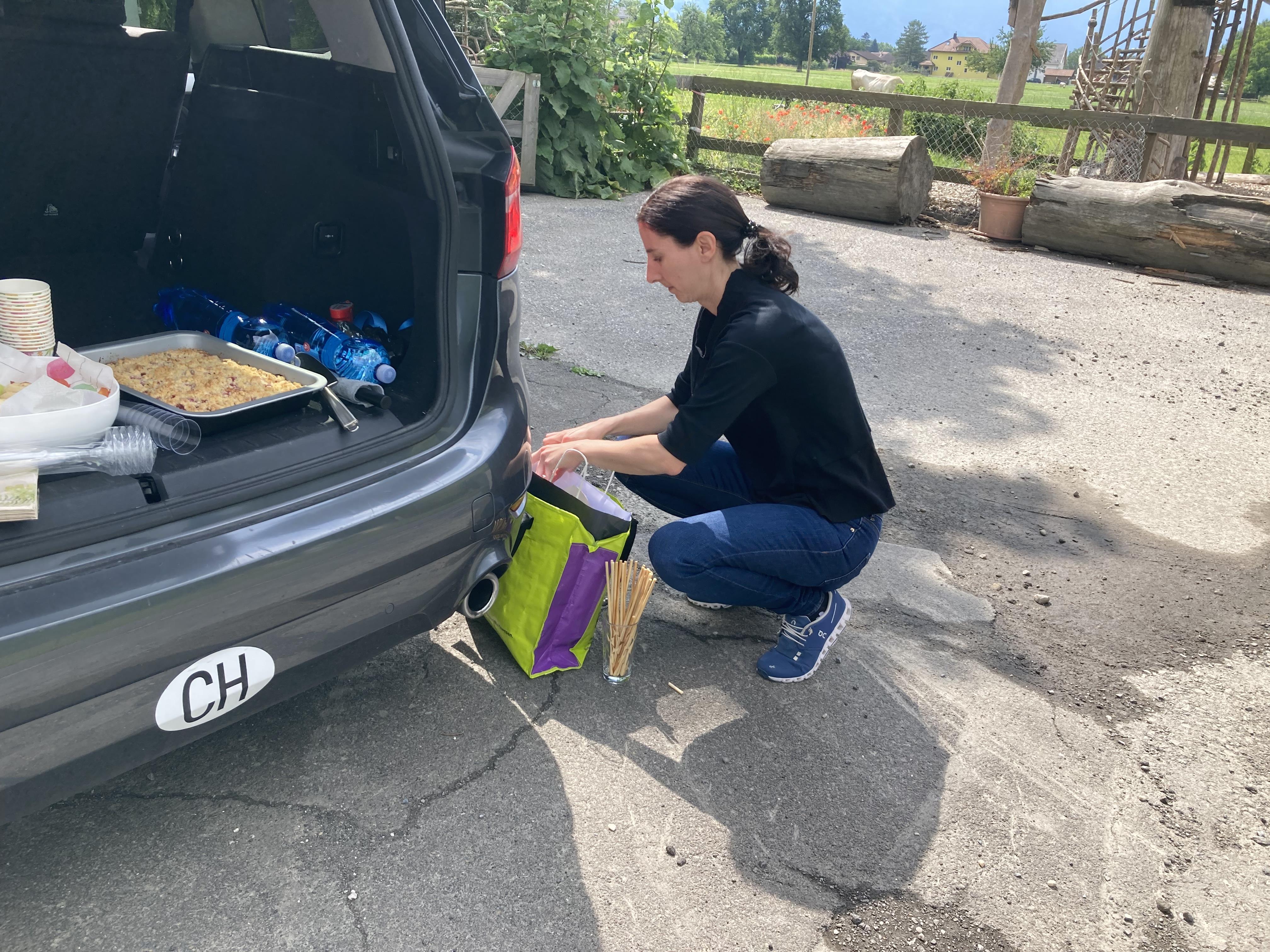 Die Gastgeberin Anita Wissmann bei den Vorbereitungen