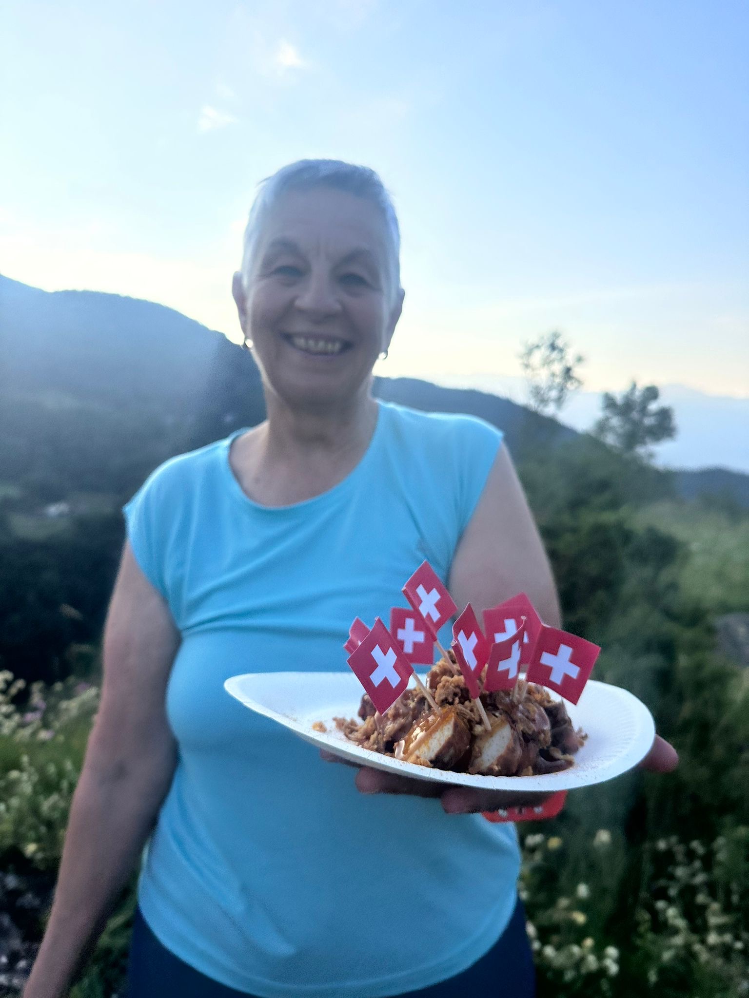 Elsbeth verteilt Currywurst-Müsterli.