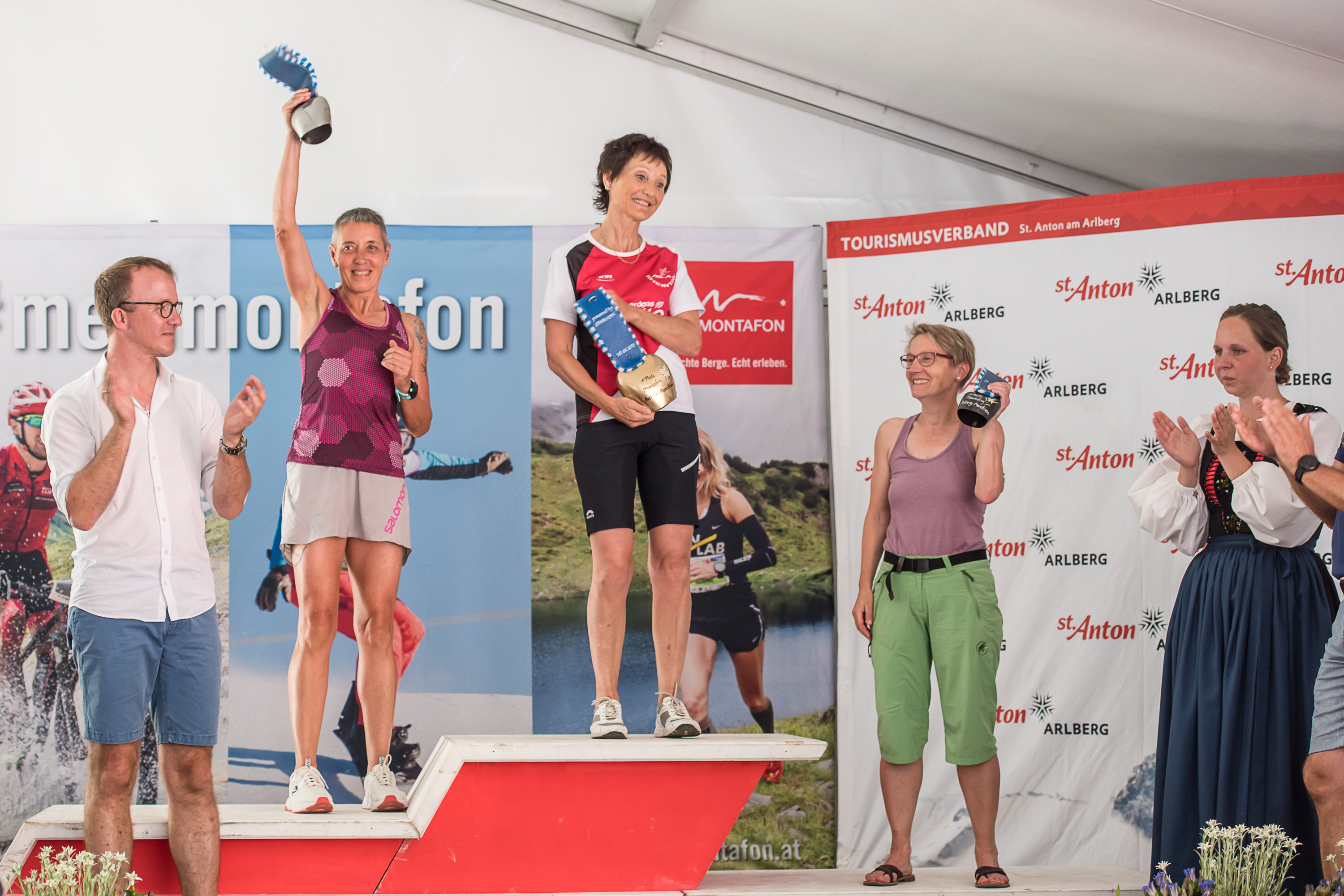 Ingrid bekommt eine kleine Glocke.