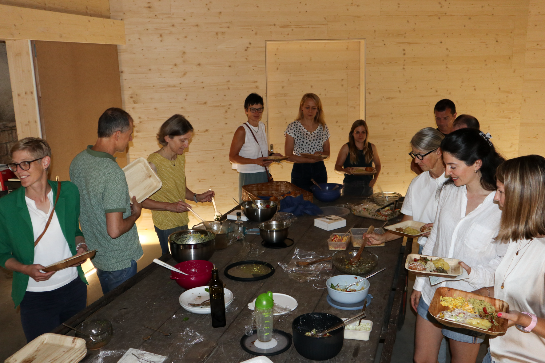 Das umfangreiche Salatbuffet war schnell leer.