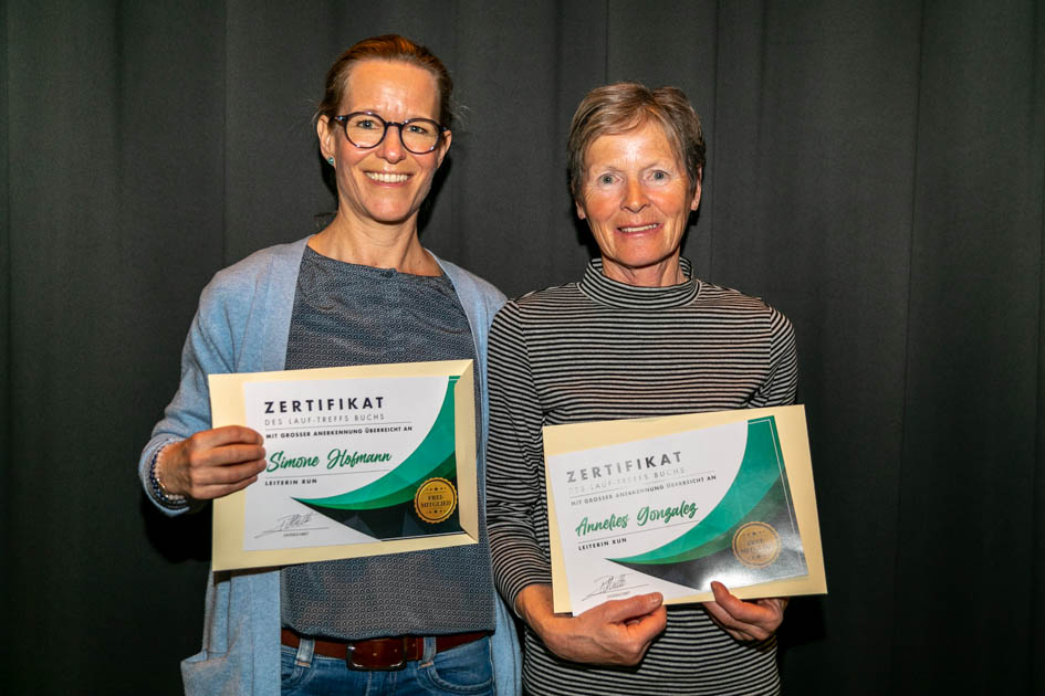 Simone und Annelies erhalten ein Zertifikat zum Freimitglied.