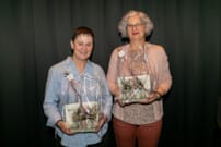 Sandra und Bettina erhalten ein Präsent für je 5 Jahre Leiterin Walk.