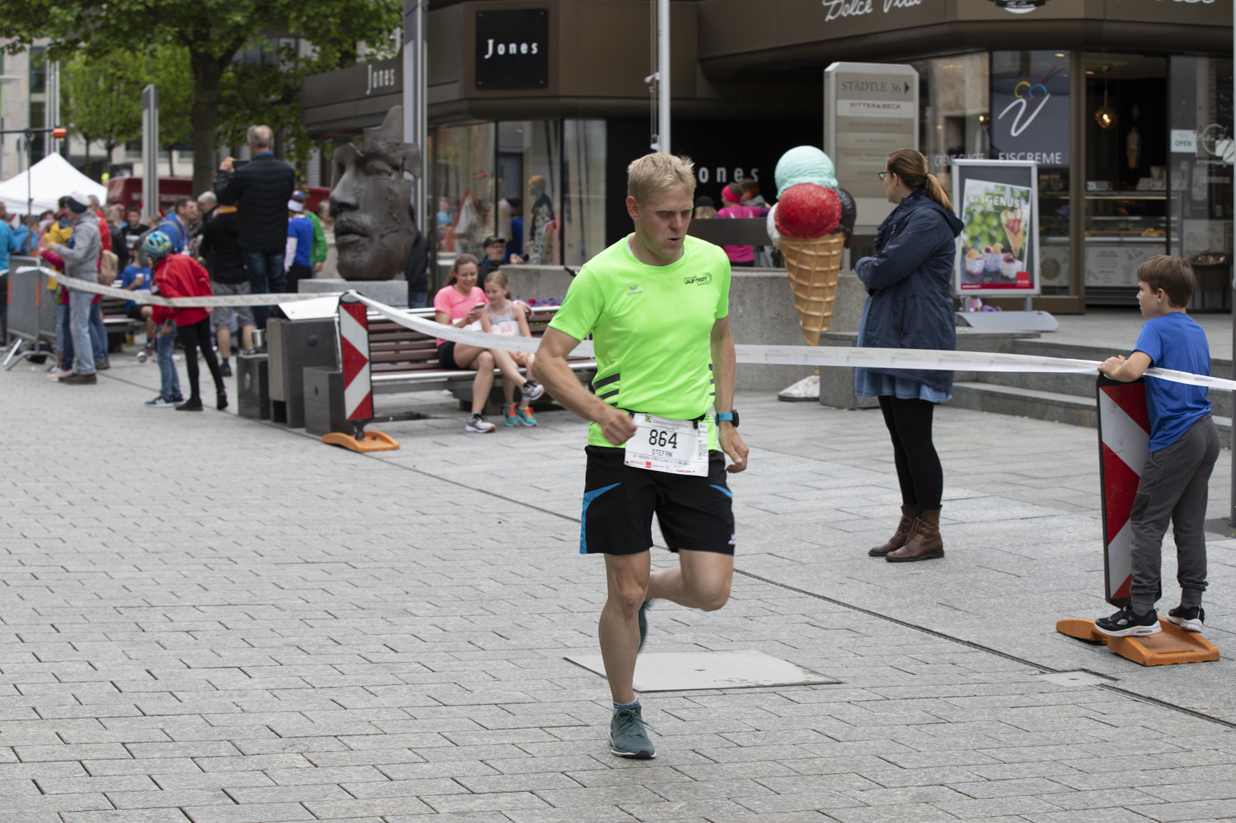 Daniel versucht an Ingrid dran zu bleiben