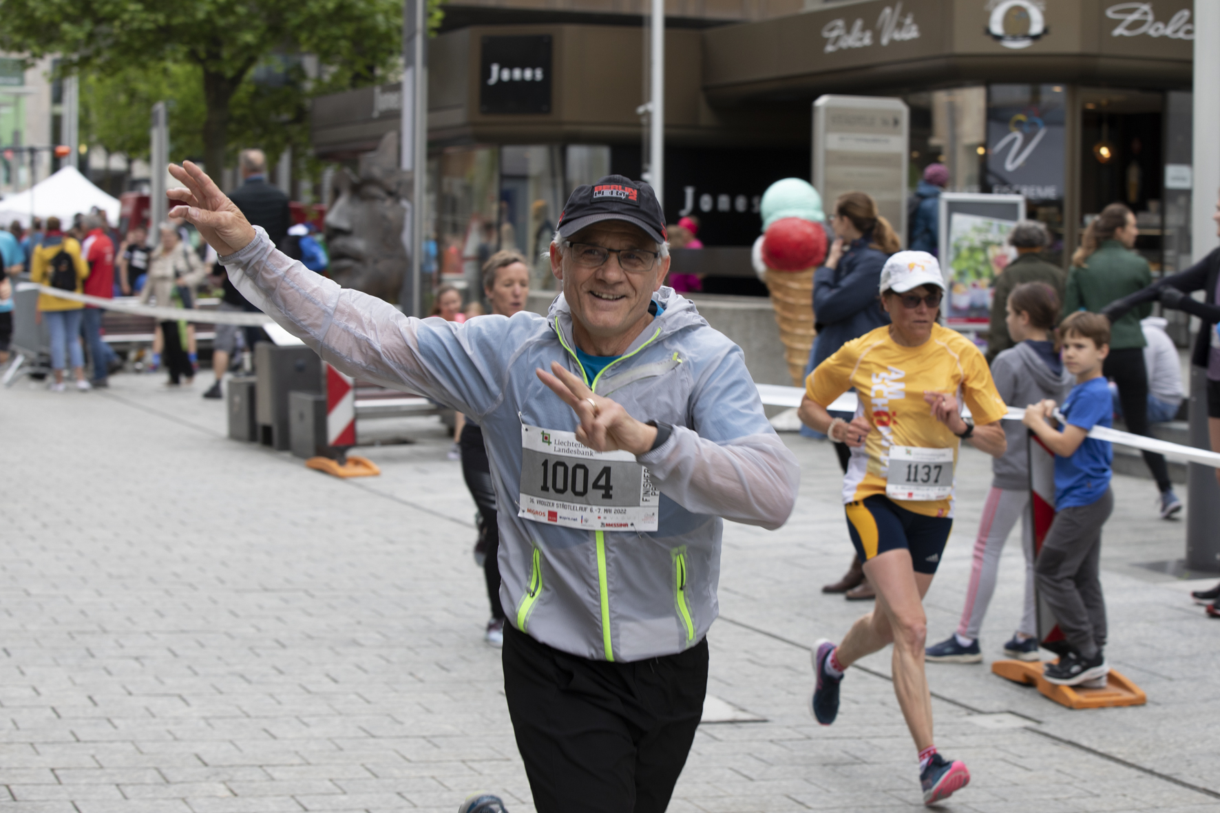 und er fliegt beinahe davon