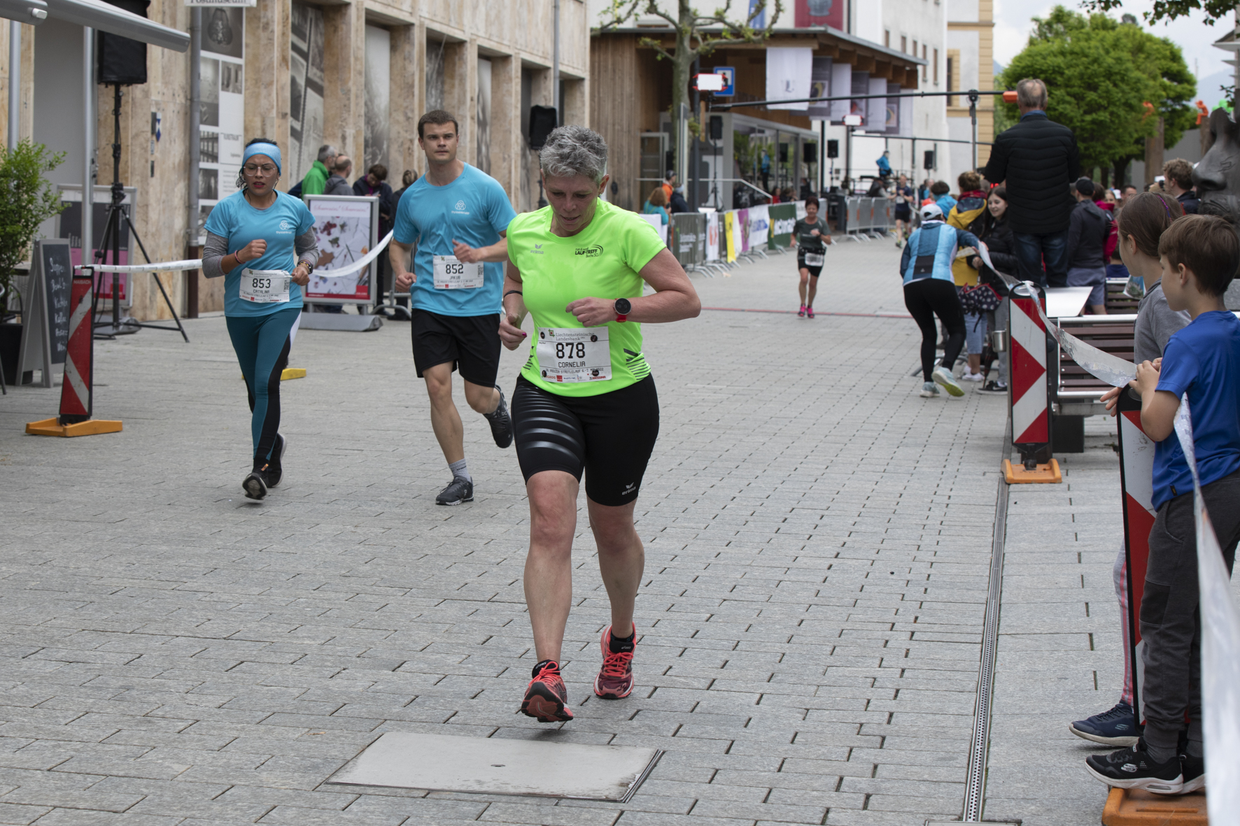 ein prüfender Blick auf die Uhr
