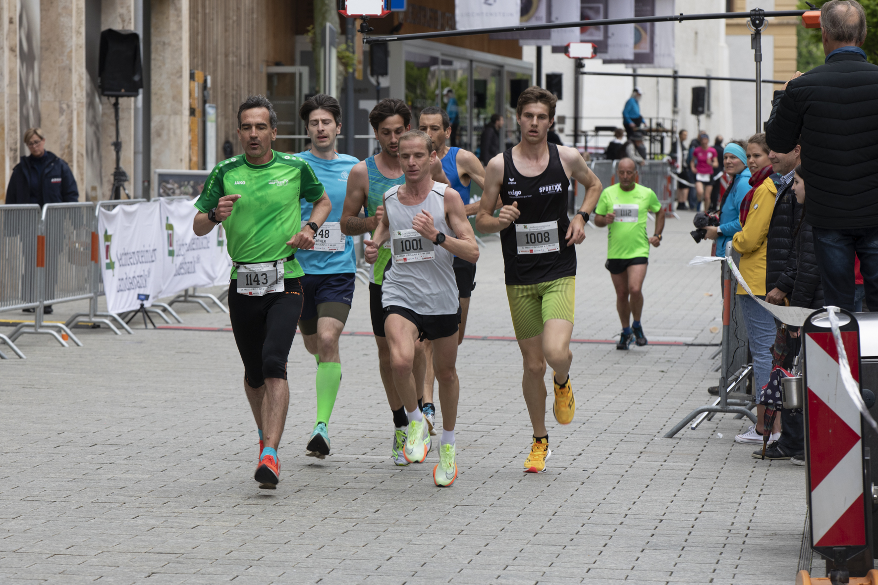 doch die Verfolger sind schon wieder da