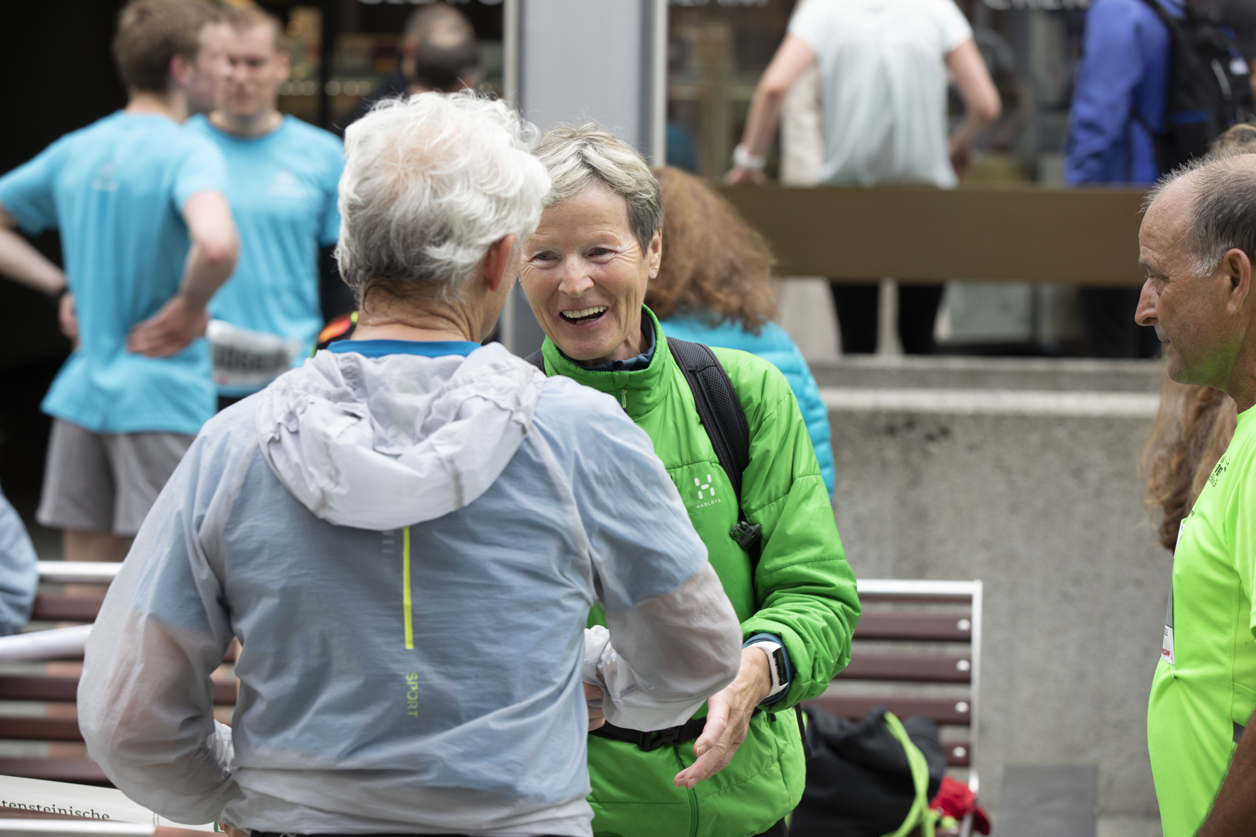 Annelies ist im Zielgelände und gratuliert